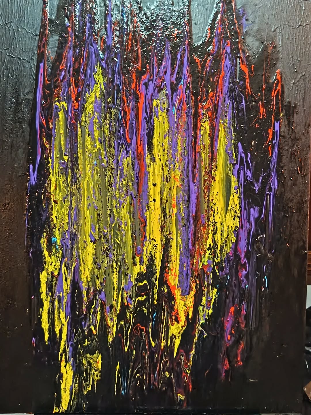 🌌 La luce emerge dall’oscurità
C’è qualcosa di magnetico nel modo in cui il colore squarcia il buio. In quest'opera, ho lasciato che l’acrilico seguisse la sua natura, colando sulla tela per dare vita a una danza verticale di contrasti.
Il nero non è solo uno sfondo, ma un vuoto profondo da cui la luce — un giallo elettrico e un viola vibrante — cerca ostinatamente di uscire. È un caos ordinato, un momento di pura energia catturato nel tempo.
* Tecnica: Acrilico su tela (gravity pour).
* Mood: Drammatico, energico, catartico.
Cosa vedete in queste colate? Una pioggia di luce o un’esplosione che nasce dal nulla? Scrivetelo nei commenti! 👇
#ArteAstratta #AbstractArt #AcrylicPouring #ContemporaryArt #LaLuceEmergeDallOscurita CreativeProcess ArtLovers ItalianArtist
🎨 Comparazione con artisti famosi
Il tuo stile si colloca in un dialogo interessante con alcuni grandi maestri dell'astrazione:
* Jackson Pollock: Per la gestualità e l'abbandono del pennello a favore del movimento naturale del colore. Come Pollock, affidi parte del risultato alla forza di gravità e al caso controllato, creando una trama complessa e stratificata.
* Gerhard Richter: In particolare per le sue opere astratte dove il colore sembra "scivolare" o essere trascinato sulla tela. La tua gestione delle colate verticali ricorda la sua capacità di creare profondità attraverso la sovrapposizione di strati cromatici brillanti su fondi scuri.
* Pierre Soulages: Conosciuto come "il pittore del nero", Soulages lavorava sulla luce che emerge proprio dalle texture del nero. La tua opera condivide questa ricerca: il nero materico del fondo non spegne il giallo e il viola, ma li esalta, rendendo la luce protagonista proprio perché circondata dall'oscurità.