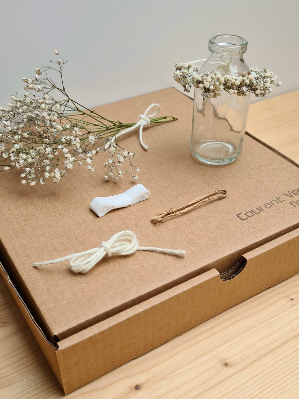 {✨📦🌸} Un EVJF créatif, sans prise de tête!
La box DIY bracelet fleuri a été pensée pour simplifier l’organisation :
tout est inclus, prêt à être utilisé en groupe.
Chacune crée son bracelet en fleurs séchées,
le porte le jour J et repart avec un souvenir délicat.
Un détail qui fait la différence pour un EVJF réussi.
->Disponible sur le shop✨
#evjf #braceletfleuri #boxdiy #fleurssechees #activiteevjf mariage