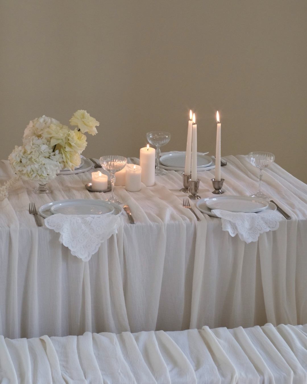 Pairing the most delicate lace with strings of hyacinths, glass, silverware and candlelight for this soft, romantic setting 💌
#tablesetting #tabledecor #greekislandwedding #weddingingreece #setstylist