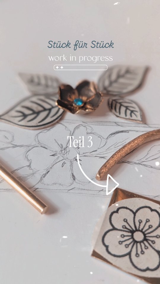 🌸 Hinter den Kulissen🌸
(Teil 3)
Ehrlich gesagt, Jungs & Mädels... ich wusste gar nicht, wie ich diese vielen Stunden Arbeit in ein winziges Reel packen soll! 😅🌿
In diesem Teil 3 meiner Blümchen-Reise seht ihr mich sägen, feilen und hämmern. Damit es nicht den Rahmen sprengt, musste ich ganz schön viel schneiden und das Ganze ordentlich beschleunigen – in Echt geht das natürlich viel langsamer ⏳(Slow Fashion eben! ✨).
Jede einzelne Messingblüte braucht ihre Zeit, bis sie genau so aussieht, wie ich es mir vorstelle.
Weil ich euch aber wirklich jeden Schritt zeigen will und die Fertigstellung doch noch einiges an Zeit schluckt, gibt es demnächst Teil 4, wo ihr die Schmuckstücke endlich in ihrer vollen Pracht sehen könnt.
Danke fürs Begleiten auf diesem kreativen Weg! ✨
Fortsetzung folgt... 🌸🔨
Herzliche Grüße
Katharina
@aranyasart
#AranyasArt #Leberblümchen #WerkstattAlltag #HandmadeWithLove #Messingschmuck SlowFashion HandwerkErleben“