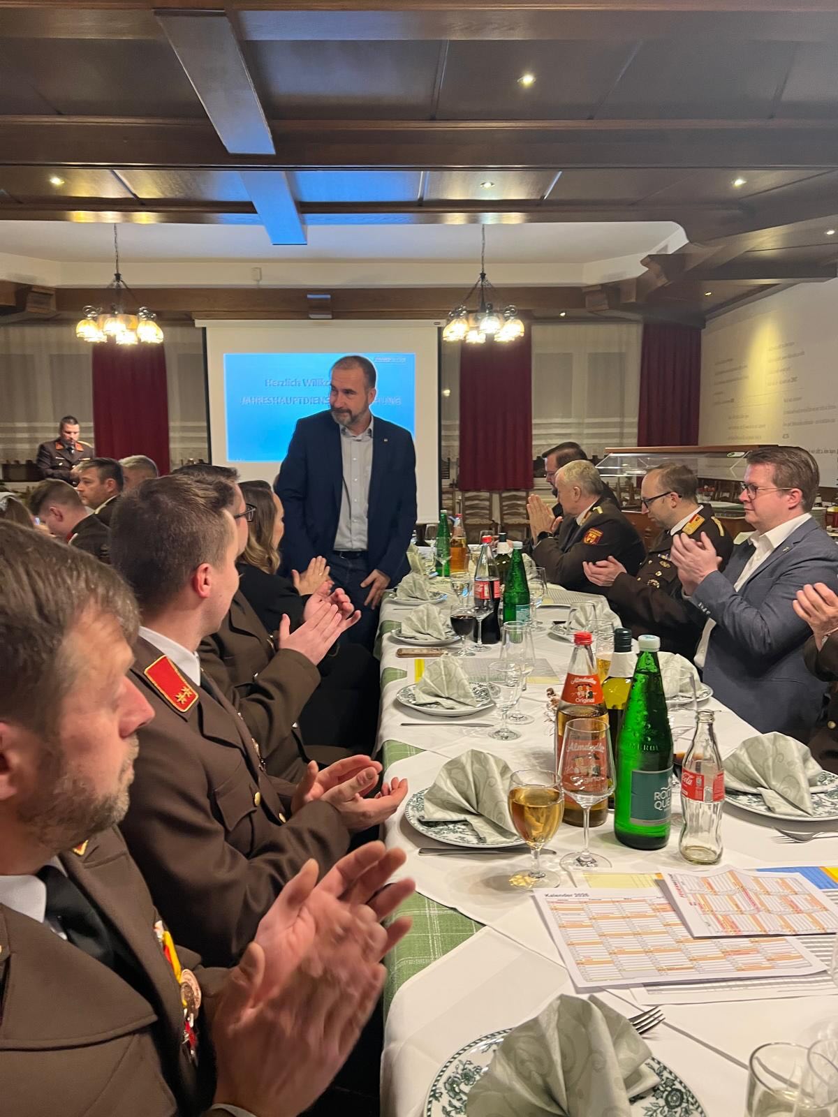 07.02.2026 – Jahreshauptdienstbesprechung der FF Großpetersdorf im Gasthof Herics! 🚒🔥🫡
Kommandant HBI Michael Konrad durfte bei unserer diesjährigen Jahreshauptdienstbesprechung wieder viele Ehrengäste begrüßen. Allein die Anzahl dieser Ehrengäste zeigt uns, wie wertschätzend unsere Arbeit gesehen wird und sowohl Bürgermeister Ing. Harald Kahr, die beiden Vizebürgermeister Ing. Lukas Faulhammer und Mag. Olivia Kaiser, weiters Bezirksfeuerwehrkommandant OBR Wolfang Kinelly, Bezirksfeuerwehrkommandant-Stv. BR Herbert Kaszanics, Schulleiter BR MMag. Philipp Werderitsch und HBI Ing. Oliver Class hielten in deren Ansprachen fest, wie beeindruckend unsere Leistungsbilanz (mit Einsatzzahlen, geleisteten Stunden etc.) aufzeigt.
Unser Kommandant HBI Michael Konrad führt die „Stärke unserer Stützpunktfeuerwehr“ besonders auf den Zusammenhalt und die Kameradschaft in seiner Mannschaft zurück – nur gemeinsam sind wir stark und fähig, unsere Kräfte „auf den Boden zu bringen“.
© SJF