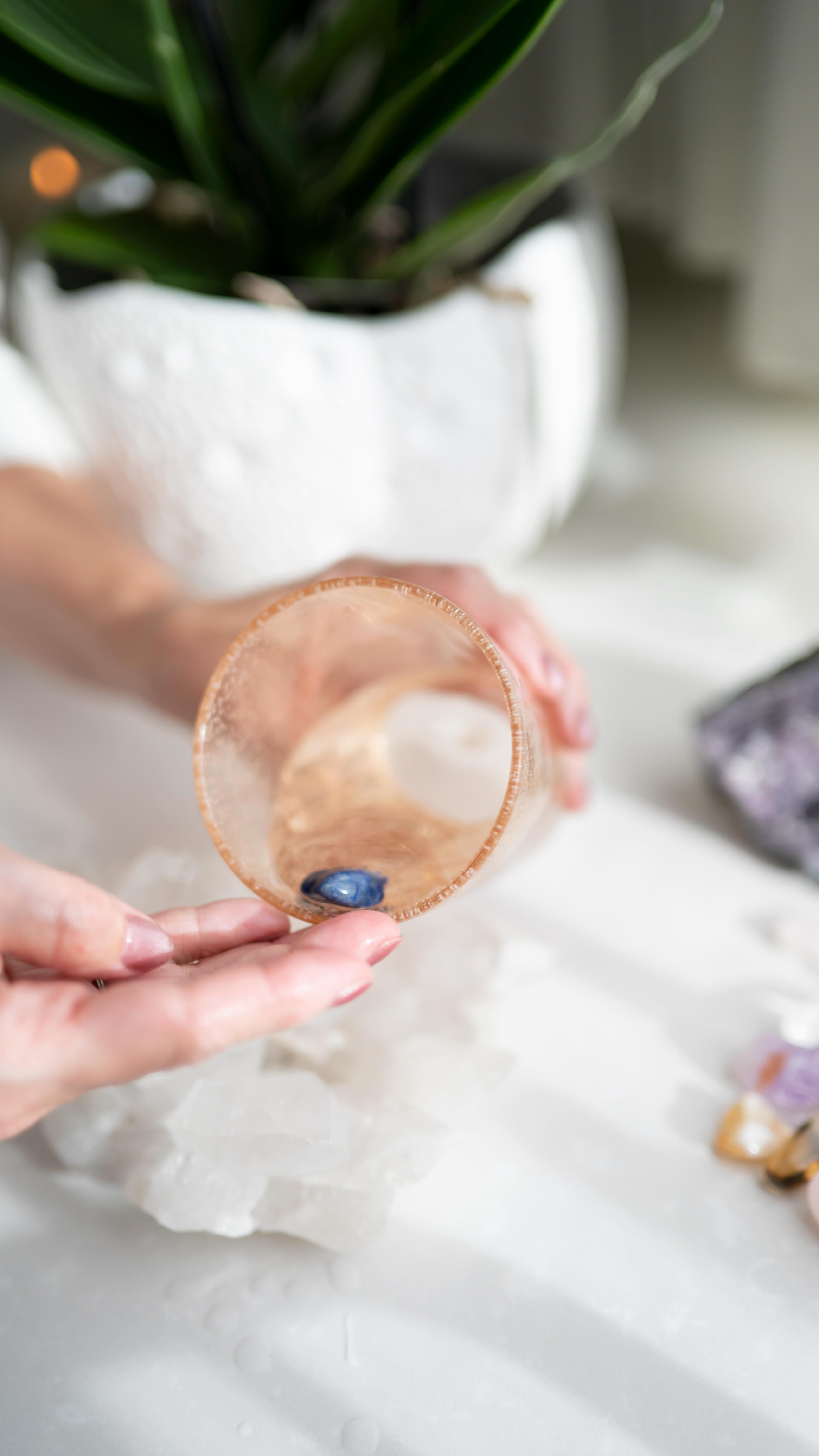 Le massage Crystal Touch® se réalise avec des galets en pierres semi-précieuses c’est un massage énergétique, intuitif et vibratoire. C’est un massage d’intention, agissant sur les 7 chakras et combiné à l’énergie des pierres. Il vient toucher à la fois le corps physique et les corps énergétiques, tout en s’accompagnant de la sonothérapie grâce aux vibrations du diapason et de la pyramide de cristal.
Si vous aussi vous souhaitez vous former au massage Crystal Touch®, une formation sera dispensée le 12 et 13 mars à Paris 📍
L’expérience Crystal Touch® c’est :
– 1/2 journée de formation en lithothérapie
– 1 jour et demi de formation au protocole de massage Crystal Touch®
🗳️Avec un coffret d’accessoires d’exception :
– 7 galets de massage correspondant aux 7 chakras
– 1 amas de quartz régénérateur
– 70 pierres compagnons qualité gemme
– 1 diapason de sonothérapie en cristal
– 1 pyramide de sonothérapie en cristal
– un livret de formation et des fiches chakras
Pour vous inscrire vous pouvez nous contactez directement en message privé ou via les coordonnées suivantes :
+33 6 24 62 32 78
elizabeth.contal@gmail.com
www.elizabethcontal.com