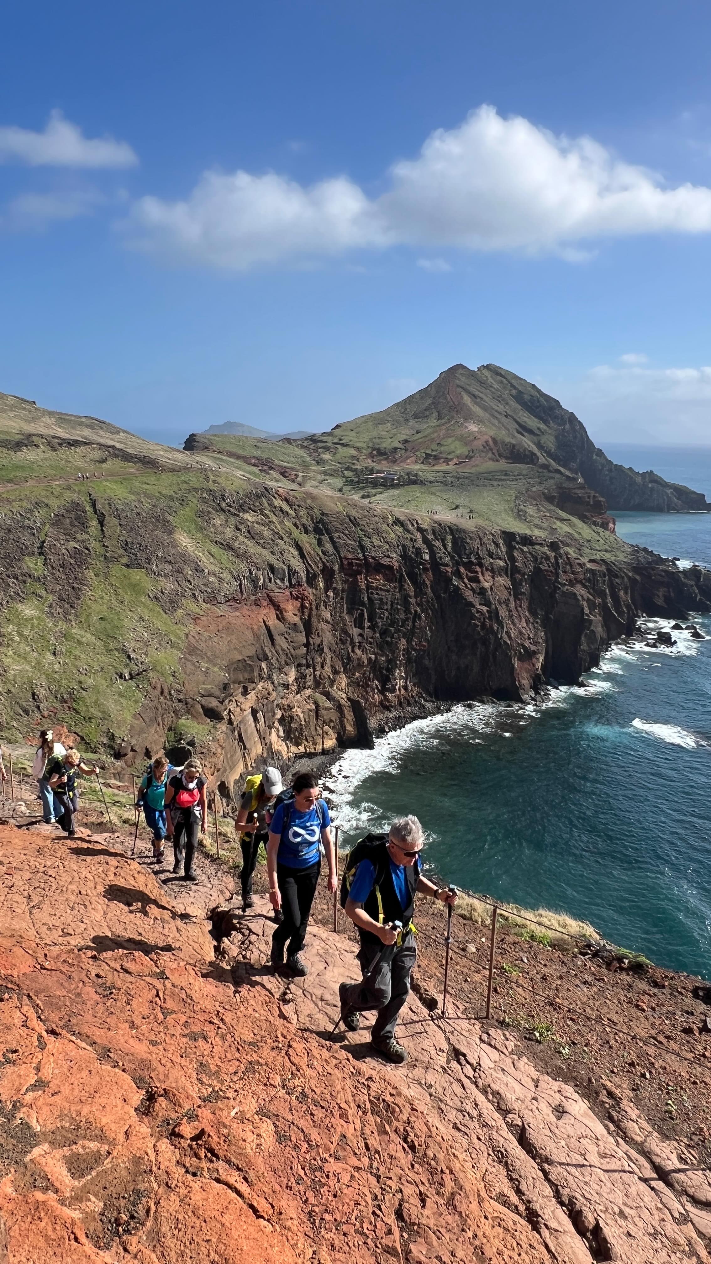 🌸🌊 Questo è lo spettacolo di #MADEIRA che abbiamo vissuto insieme!
E la buona notizia? 🥳 Si ripeterà dal 5 al 12 Dicembre!
Cogli l’occasione di vivere anche tu questa avventura: contattaci e riserva subito il tuo posto! 🗓️✈️
#millemonti #trekking #viaggiare #viaggiotrekking
@sportlandweb_ @kayland_official @rockexperienceofficial @guidealpinelombardia @guidealpine_italiane