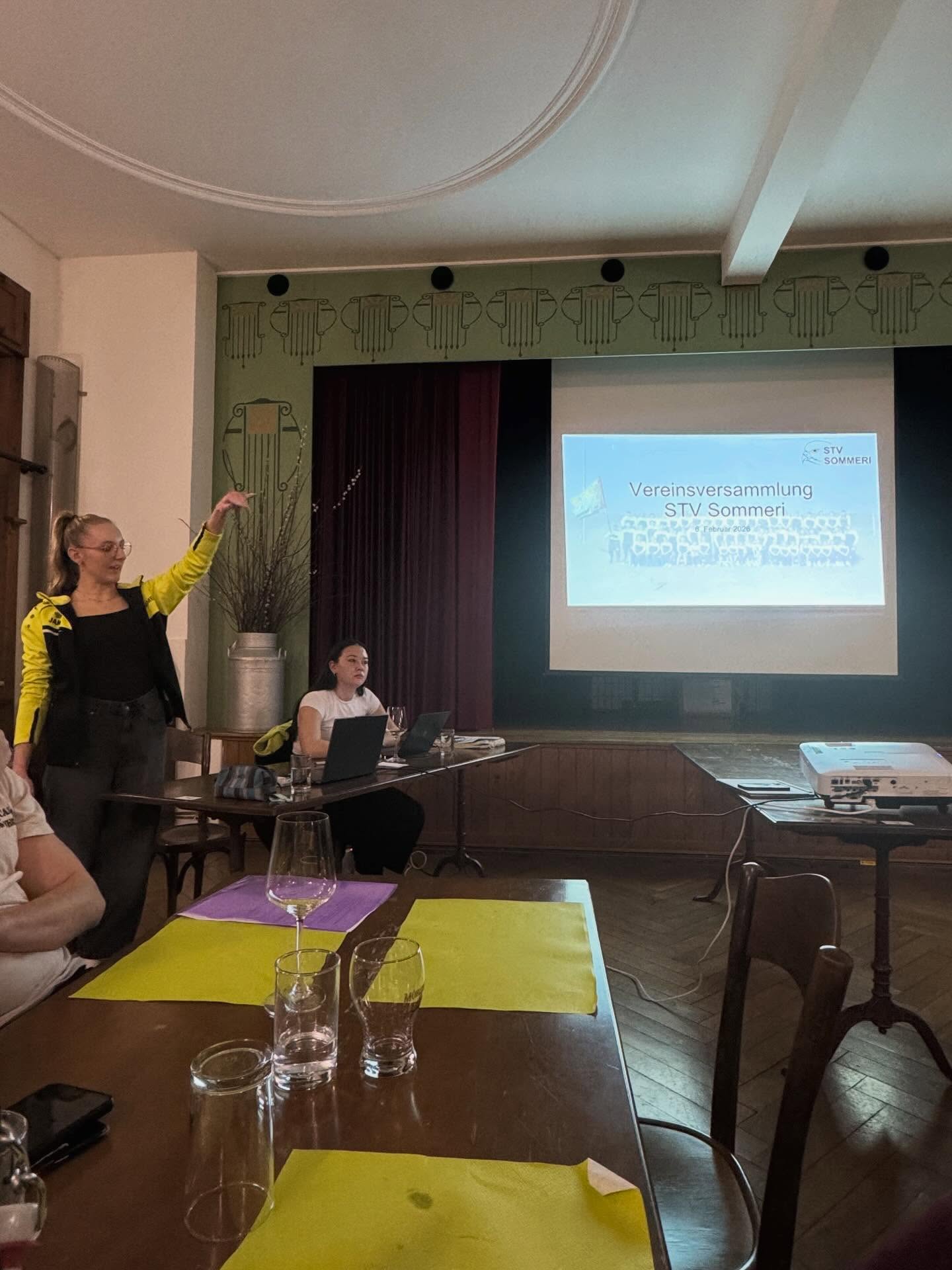 Unsere diesjährige Vereinsversammlung liegt bereits wieder hinter uns – ein gelungener Abend mit spannenden Informationen, guten Gesprächen und schönen Momenten. ✨Gemeinsam haben wir auf das vergangene Vereinsjahr zurückgeblickt und einen Ausblick auf die kommenden Highlights erhalten, darunter die Turnunterhaltung und das Turnfest.🥳😍
Natürlich durften auch Ehrungen nicht fehlen: Ein besonders grosser Dank ging an Vivian Keller, die nach vielen Jahren als J+S-Coach und engagierter Vorstandstätigkeit aus dem Vorstand zurücktritt. 🙏🏼Ebenfalls geehrt wurden die fleissigsten TurnerInnen sowie Nicolas Fleischmann und Sandra Rüedi, die nach 15 Jahren im Turnverein zu Freimitgliedern ernannt wurden.💪🏻
Wir freuen uns auf das neue Vereinsjahr mit vielen sportlichen Erlebnissen und gemeinsamen Anlässen.💛🖤
Die Versammlung durften wir einmal mehr in der Linde Sommeri durchführen, wo wir bestens verköstigt wurden. Vielen Dank für die Gastfreundschaft!🙏🏼🍻
#vv#allejahrewieder#diskussion#zukunft#stvsommeri