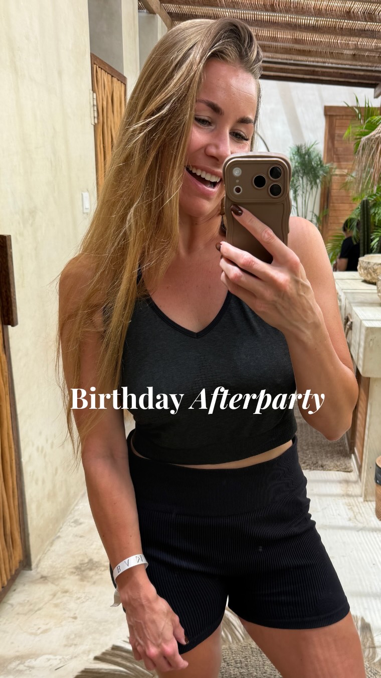 Oehhhh la la… this is 35, babe ❤️🔥
Ik heb hier een week lang m’n verjaardag gevierd,
want… why not? 🫣
En terwijl ik alles heb waar ik ooit van droomde,
miste ik ook m’n ouders, vriendinnen en m’n nichtjes aan de andere kant van de wereld.
Dus ergens tussen het strand, de Bali-bellies, het wennen aan een nieuw ritme en het leven hier, dacht ik:
waarom zou ik dit niet gewoon alsnog met jullie vieren? 😍
Met iets waar jij bij kunt zijn.
Waar je ook bent.
Een spontane Birthday Afterparty 🎂
72 uur lang.
Met premium limited offers, inclusief 1:1 spots
én een 1:1 Bali offer (wat ik dus nooit doe… en je nergens anders vindt 😉)
Als eerste toegang?
Stuur me “BDAY” 💌
Doet de link het niet meer?
Dan is deze plek uitverkocht, darling 😘