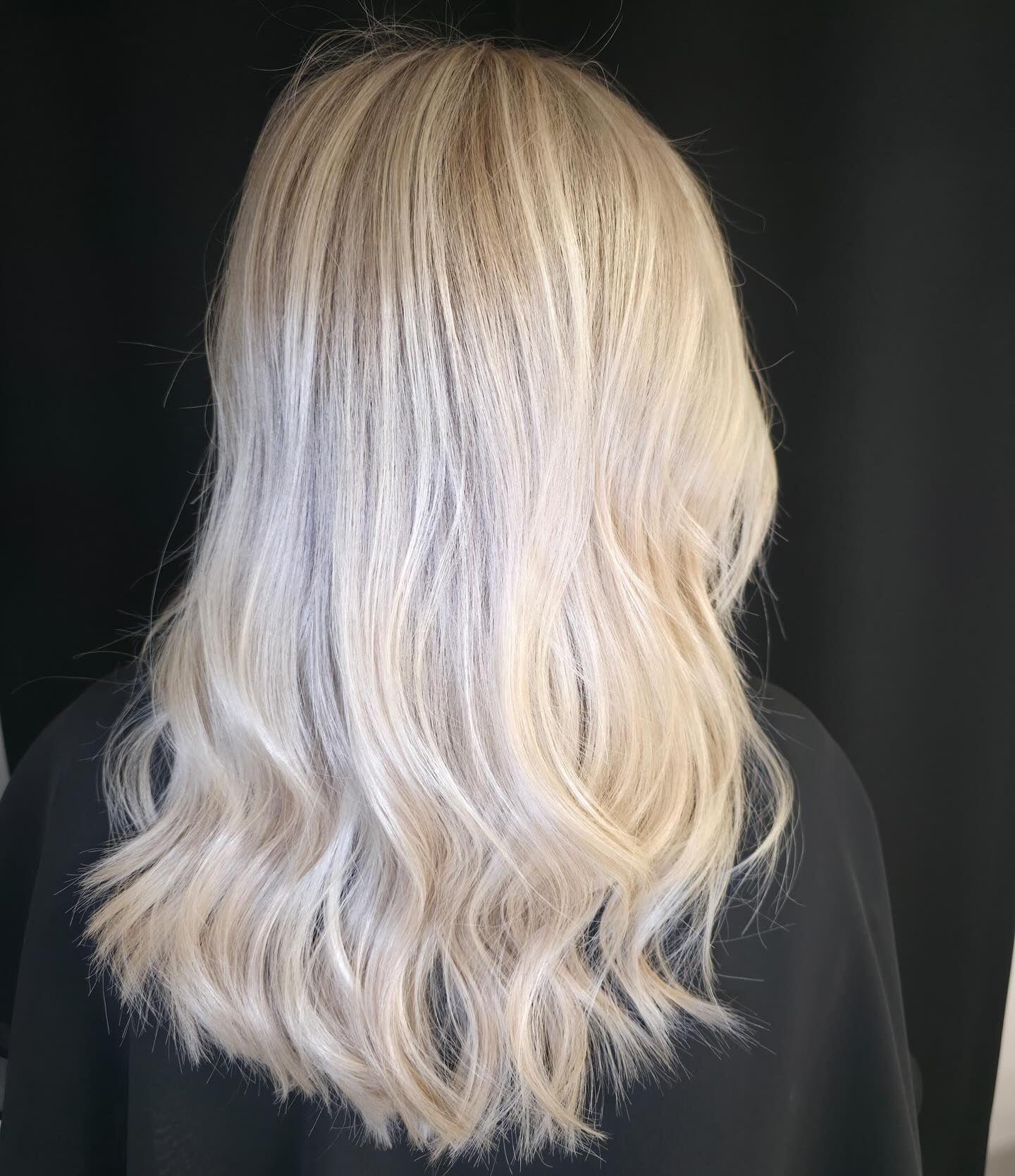 STYLING-MODELLE FÜR UNSER PROFI-TRAINING GESUCHT
Um unser Können auf höchstem Niveau zu halten, führen wir regelmäßig interne Profi-Trainings durch. Dafür suchen wir Modelle, die Lust auf eine hochwertige Dienstleistung zum Trainingspreis haben.
Schöne Ergebnisse entstehen nicht zufällig – sie sind das Ergebnis von Technik, Erfahrung und stetiger Weiterentwicklung
💛 Das erwartet dich
💆♀️ Professionelle Behandlung
✨ Hochwertige Ergebnisse
💶 Vergünstigte Trainingspreise
Unsere Trainings-Services (je nach Verfügbarkeit)
💨 Styling
🧴 inkl. Waschen & Pflege
🎨 Farbe
🧴 inkl. Waschen, Pflege & Styling
✂️ Schnitt
🧴 inkl. Waschen, Pflege & Styling
👑 Hochsteck- & Eventfrisuren
🧴 inkl. Waschen, Pflege & Styling
Im Rahmen dieser Trainings bieten wir ausgewählte Termine als Trainings-Services an. Dabei arbeitet mein Team unter meiner fachlichen Begleitung.
💶 Trainingspreis: ca. 50 % unter dem regulären Preis
📅 Termine im Rahmen unserer Trainingszeiten – neue Termine veröffentlichen wir sonntags für die jeweilige Woche
Du bekommst ein professionelles Styling -> Wir investieren in Perfektion 💛