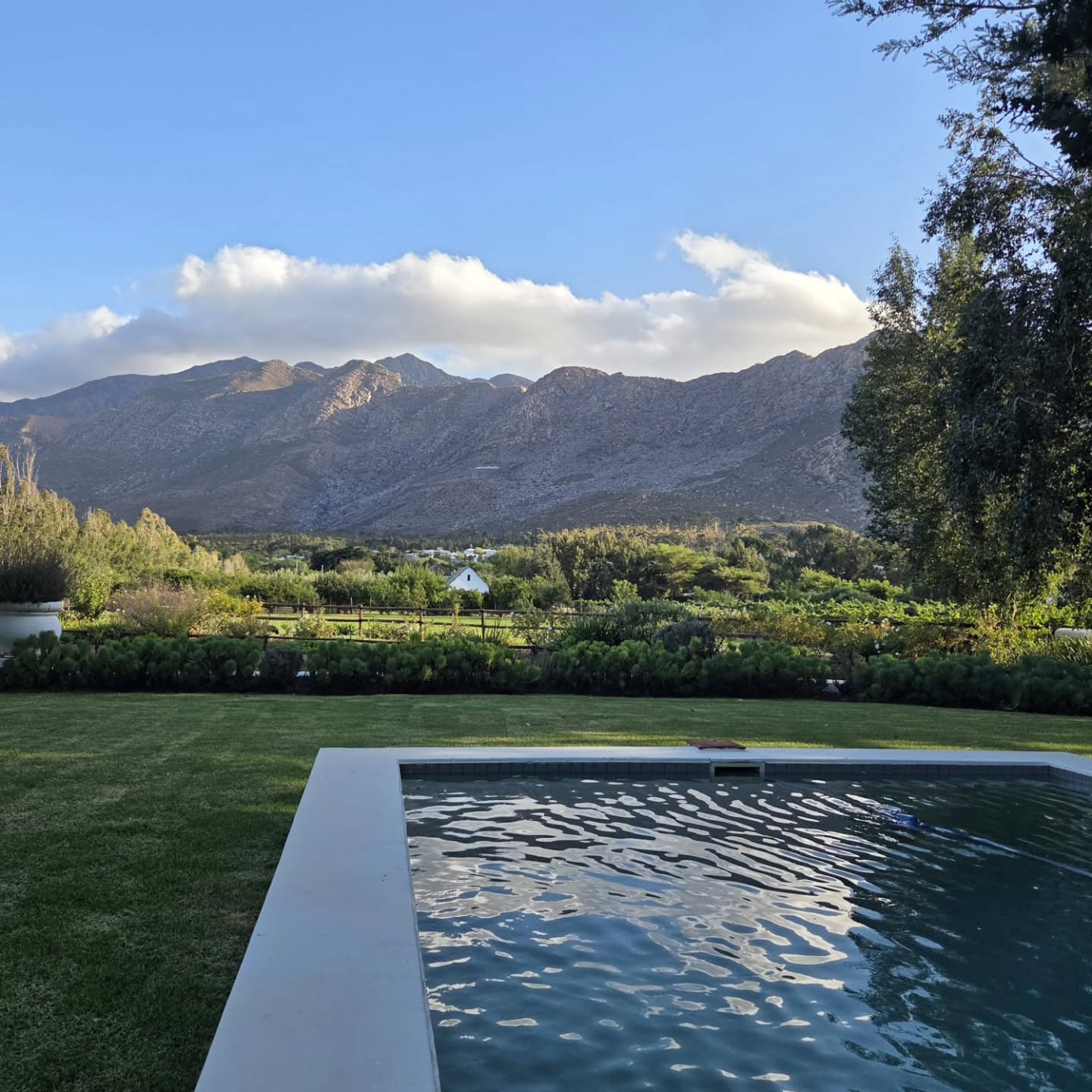 A front row seat to mountain views, fresh air, and pure farm serenity. This is Klein Nektar.
#KleinNektar
#FarmStay
#OffGridLiving
#CountryEscape
#MountainViews
