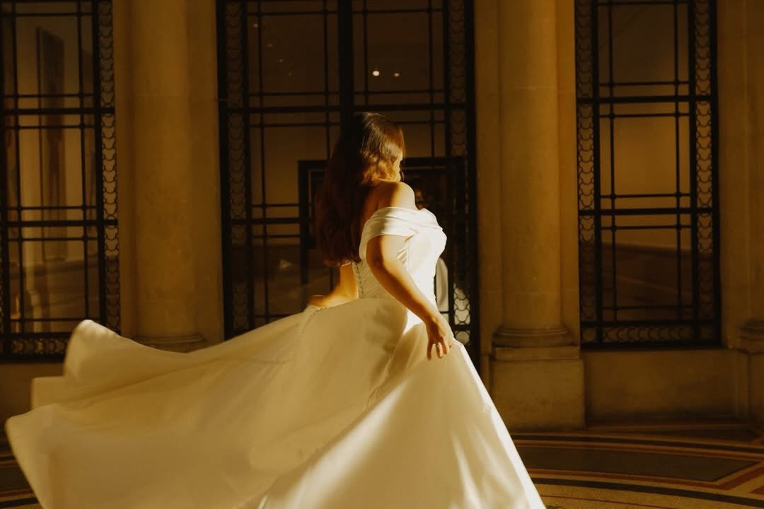 Mesdames, faites virevolter vos robes…
Laissez le tissu danser, la lumière vous suivre,
et chaque pas raconter l’histoire d’un grand oui ✨
Prenez rendez-vous dès maintenant pour votre essayage 🌷
👗 @modeca
👩🏽 @anael_tvr
📸 @lisalbchrphoto
📍 138 rue pasteur 74700 Sallanches
📩 lesrobesdevictoire@gmail.com
📞 06.30.85.50.57
#mariage #weeding #robedemariée #weedingdress #mariage2026