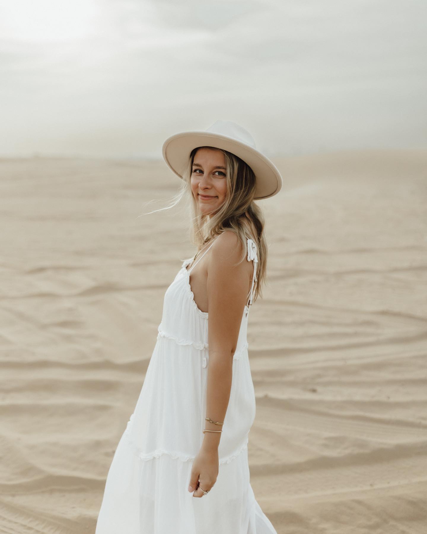 “But in the desert, in the pure clean atmosphere, in the silence – there you can find yourself.” Kein Wunder, dass die Wüste mich so sehr an Zuhause erinnert und so eine enorme Ruhe ausstrahlt. Alles passt farblich zusammen, Beige Töne und Weiß - genau sowie in meiner Wohnung und wenn ich ehrlich bin besteht auch mein Kleiderschrank zu 90% aus diesen Farben.🤍 Ich lebe mein Branding aber nicht nur im Kleiderschrank, ja auch in meiner Wohnung und in allen meinen Facetten nach innen & nach außen.
Lebst du dein Branding? Oder zeigst du etwas nach außen was du gar nicht halten kannst?
Schreib mir mal gerne ein Kommentar, wenn ich dir als Projektorin Feedback zu deinem Branding geben soll - ich antworte dir privat!! 🤍😚
Foto: @alexandramaria_fotografie
#soulfulbranding #soulful #emotionen #einzigartigkeit #webseite #wüste #dubai #branding #oldenburg #bremen #mediengestalter #grafiker #grafikerin #vectorliebe #selbstständigkeit