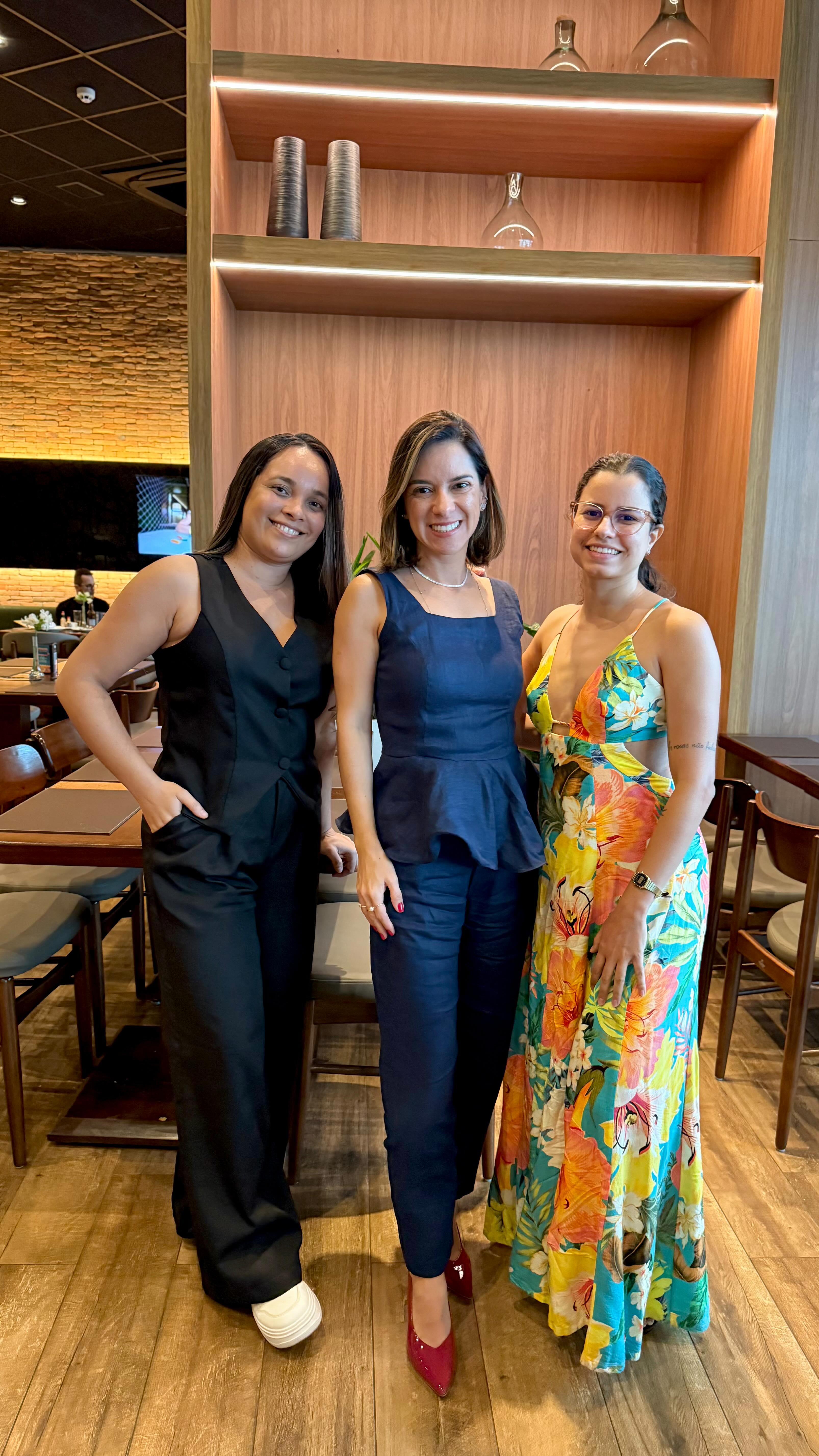 Iniciamos a 2ª edição do “Almoço com a Diretora”.
A nossa CEO, jornalista Luana Nunes, convidou três colaboradores da agência para a primeira rodada deste encontro, que é leve, agradável e acolhedor.
Confira como foi o almoço desta sexta-feira, 13, no restaurante do nosso cliente @cocobambumaceioficial , que fica dentro do @parqueshoppingmaceio .
#algomais #assessoriadeimprensa #jornalismo #comunicação #endomarketing