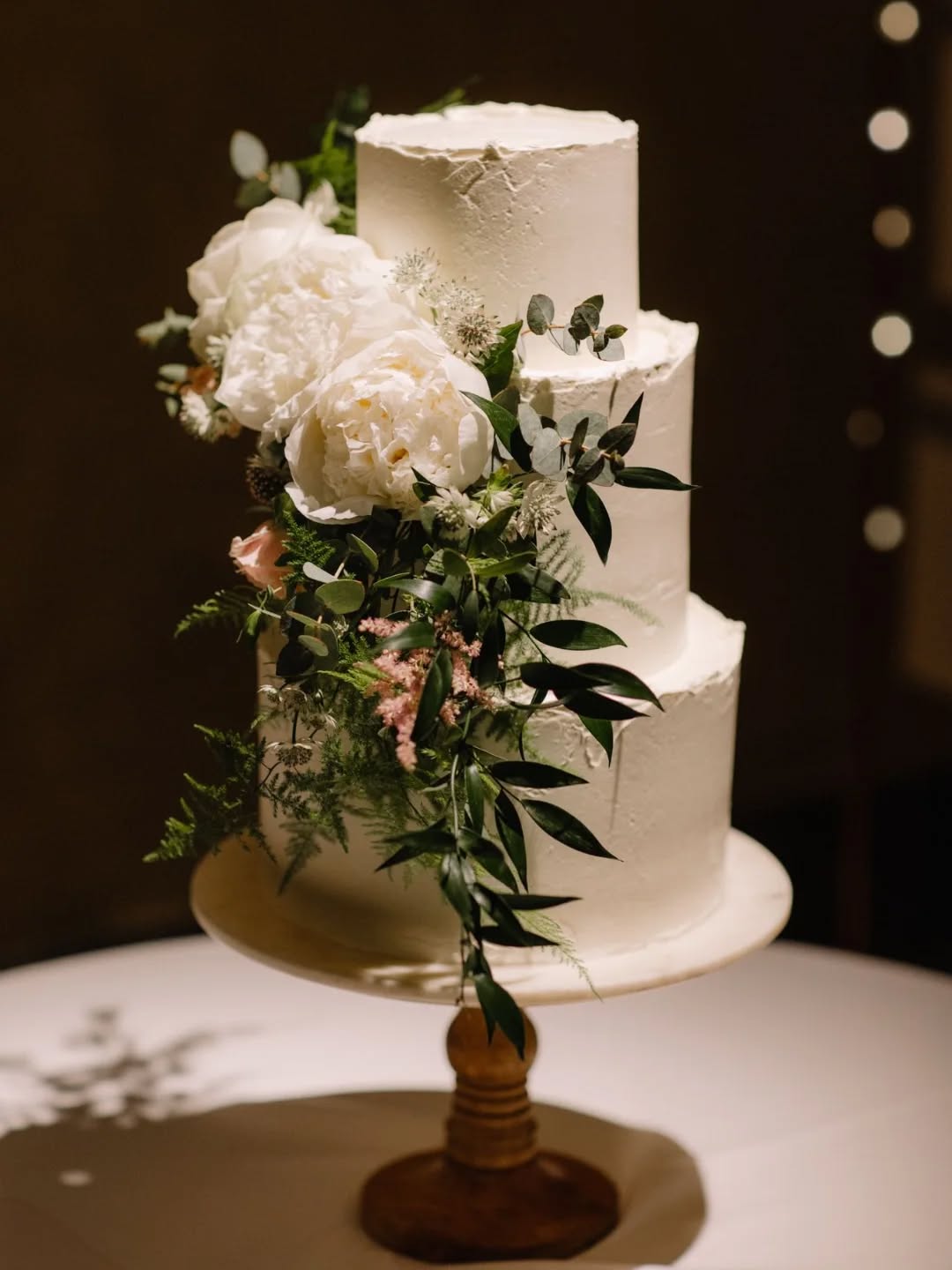 Kicking off with my first wedding of 2026 on Saturday at The Great Barn 🤍 😊
This was Georgia & Max's cake last year, beautifully showcased by the spectalular lighting - and so lovely to be working with Alice, @fromthewildflorist again on Saturday!
@thegreatbarndevon
@fromthewildflorist
@georgiastembridge
@beccygoddard
@samanthamariebridal
#thegreatbarn #thegreatbarnweddings #winterweddings #weddingcakedesign