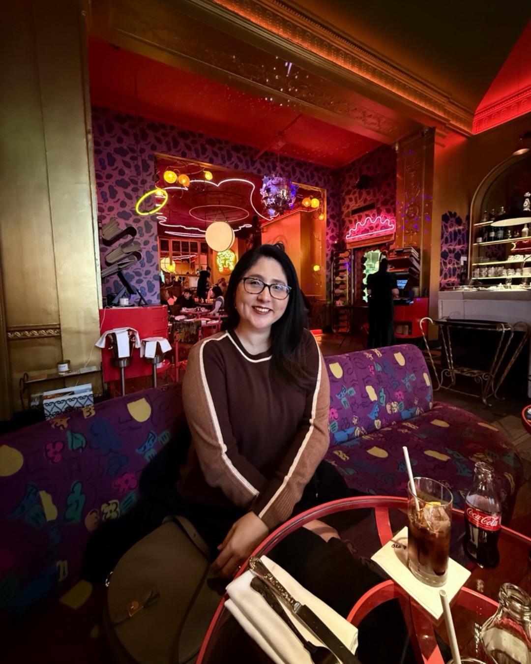 🇬🇧 A fabolous weekend spent at Mayfair in London. Of course the iconic selfie in the Sketch bathroom was a must. Have you seen our newest video?
🇧🇷 Um fim de semana maravilhoso em Mayfair em Londres. Claro que não podíamos deixar de tirar uma selfie no famoso banheiro do restaurante Sketch. Você já viu nosso novo vídeo do canal? Roteiro completo de Mayfair já está no AR!
#irmasemlondres #irmasviajantes #emiloudaybyday #londres