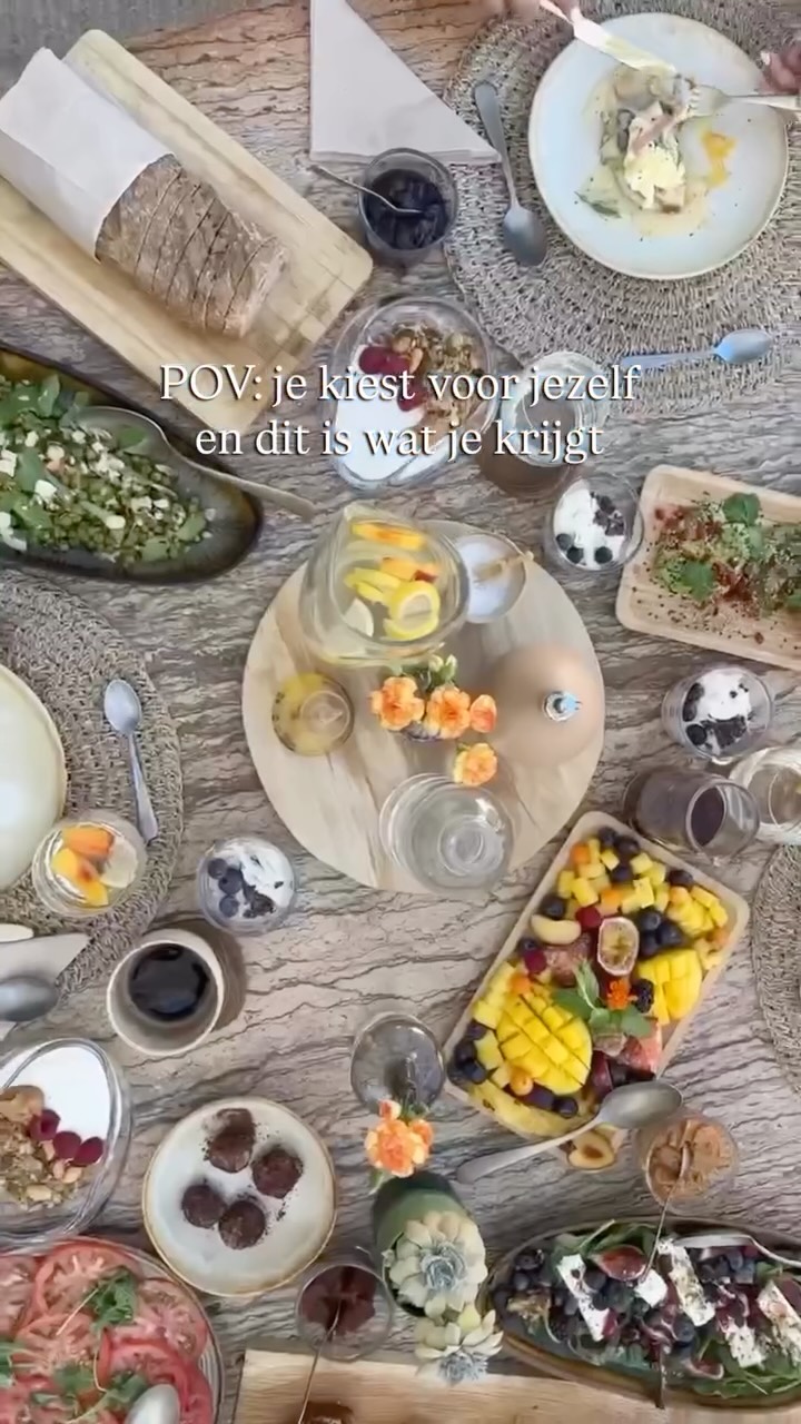 Dit is wat er gebeurt als je voor jezelf kiest.
De vrouwen die kozen voor het Inhale Life Retreat wachtten niet tot het rustiger werd.
Niet tot hun agenda leeg was of tot het logisch voelde.
Ze hadden geen extra redenen nodig.
Ze namen zichzelf serieus.
Niet als luxe maar als keuze.
Na het retreat werden er banen opgezegd.
Grenzen verlegd.
Besluiten genomen die al te lang waren blijven liggen.
Er waren diepe shifts.
Emotionele blokkades kregen ruimte en lieten los.
En er was een diepe ontspanning in het lijf die al lang niet meer zo gevoeld was.
Dit gebeurde niet toevallig.
Dit gebeurde omdat ze stopten met uitstellen en besloten.
9 t/m 12 april vindt de volgende editie plaats.
Voor vrouw die voelt: dit is voor mij.
Reserveer je plek.
Je bent zo welkom. ✨
Reageer INHALE en ik stuur je alle informatie.
#selfcare #retreat #breathwork #persoonlijkeontwikkeling