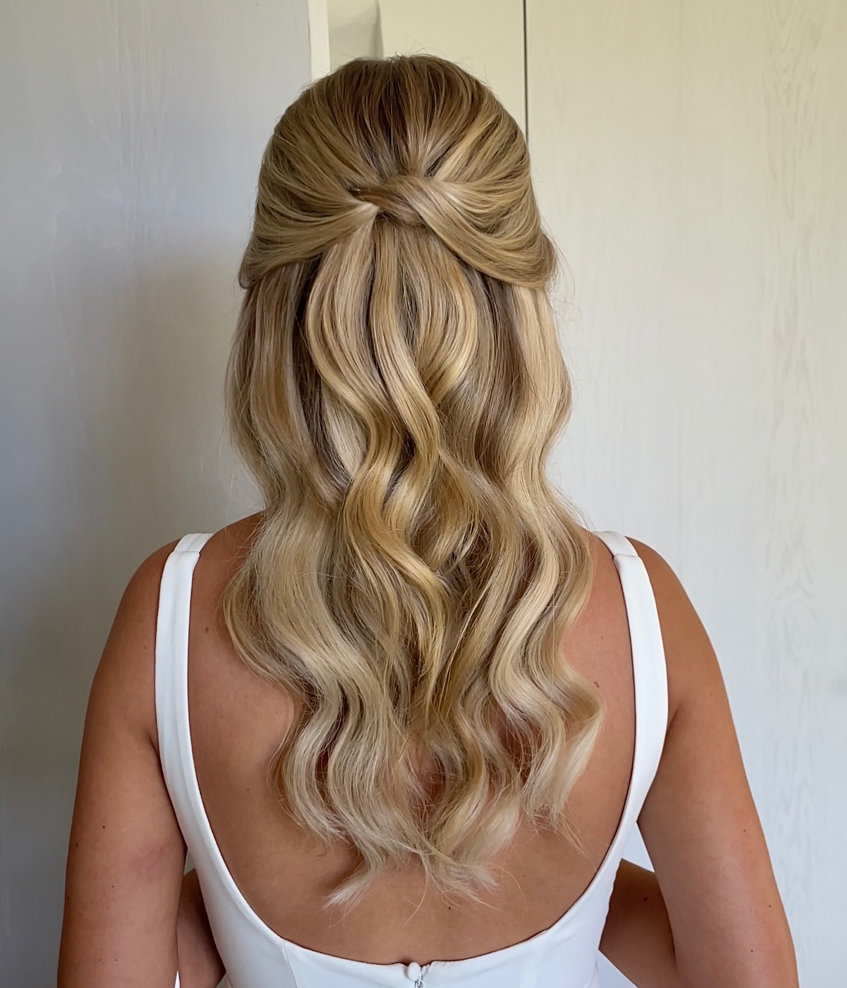 the 2026 soft bridal half up half down that has brides obsessed 🤍
My bride Kay wanted a soft moveable wave. We used extensions for a tad more volume and to help with the longevity of the waves.
She wanted her ears covered so we did a softly draped half up half down still leaving some face framing pieces out with a slight bend to keep with the overall softness of the look. Are you as obsessed with this look as I am?
Bridal bookings are filling up fast so if you want to secure your date with me, please enquire via my website 🤍
•
•
•
•
•
#bridalhair #bridalhairstyling #2026bride #bridalhalfuphalfdown #softhalfuphalfdown