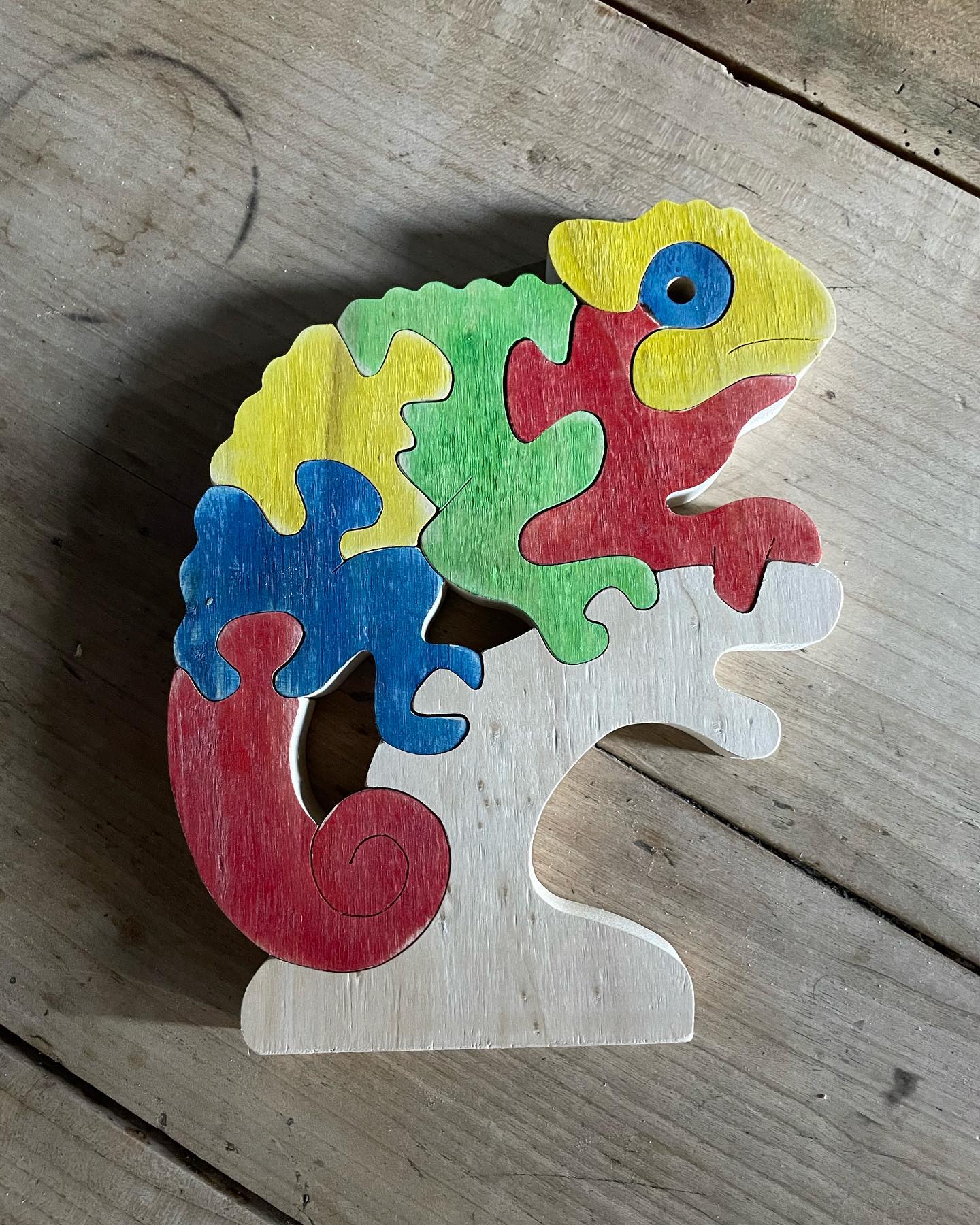 Puzzle caméléon qui regarde un arc en ciel et qui du coup ne sait plus trop quelle couleur adopter !!! #puzzle #puzzlebois #cameleon #jouetsenbois