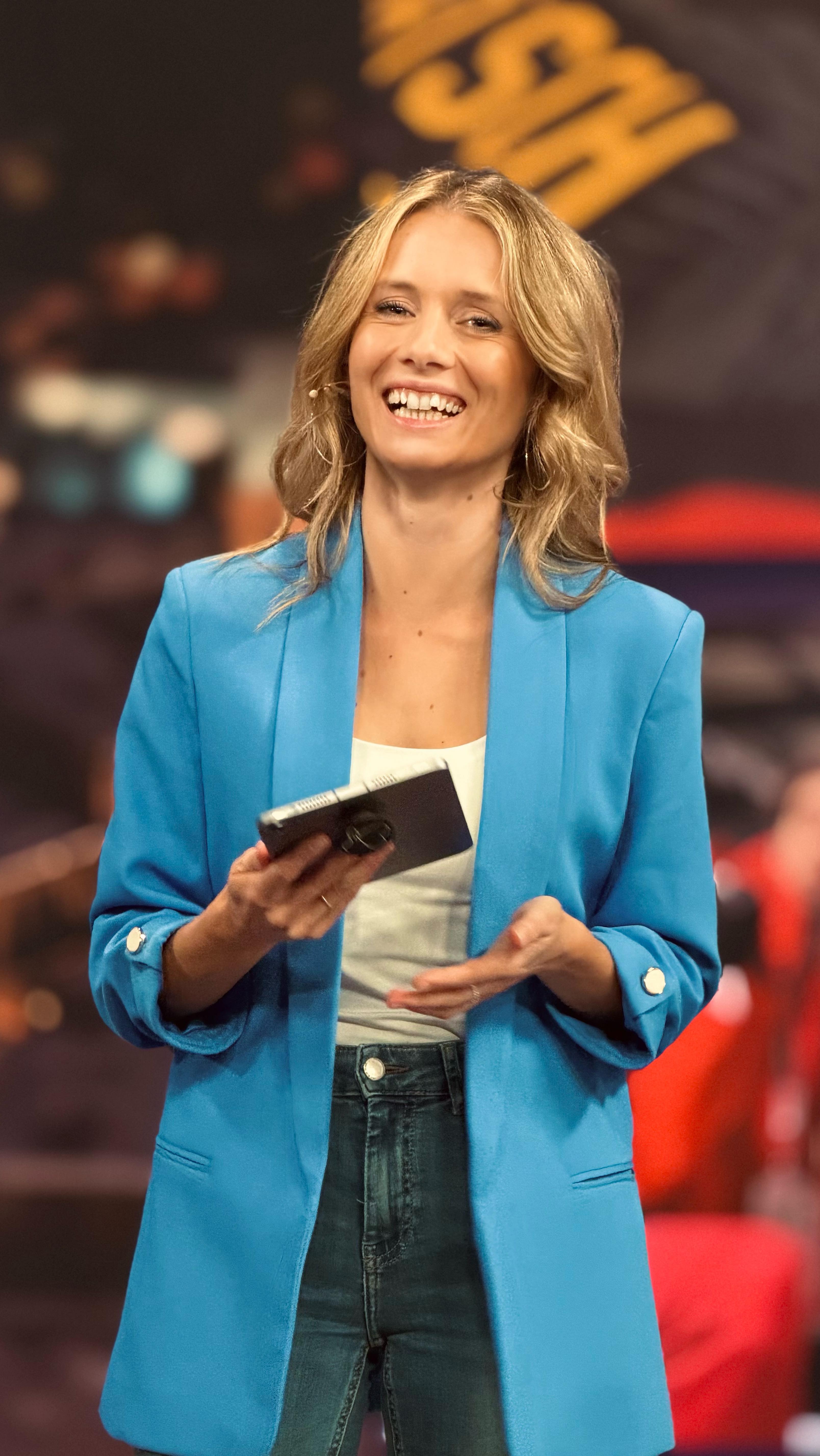 Olympiasiegerin und Social-Media-Star - das ist Jutta Leerdam. 🔥 Aber was macht die 27-Jährige so erfolgreich? Und warum sind soziale Medien im Sport heute nicht mehr wegzudenken? Darüber spreche ich mit @esthersedlaczek im SNOWCIAL TALK in der ARD.
Als Journalistin der @tagesschau analysiere ich während der Olympischen Winterspiele Trends im Netz und freue mich besonders über den Austausch mit der Community. Heute übernimmt das ZDF - morgen sehen wir uns wieder im Ersten, wenn ihr mögt.
#olympics #milanocortina2026 #lovemyjob