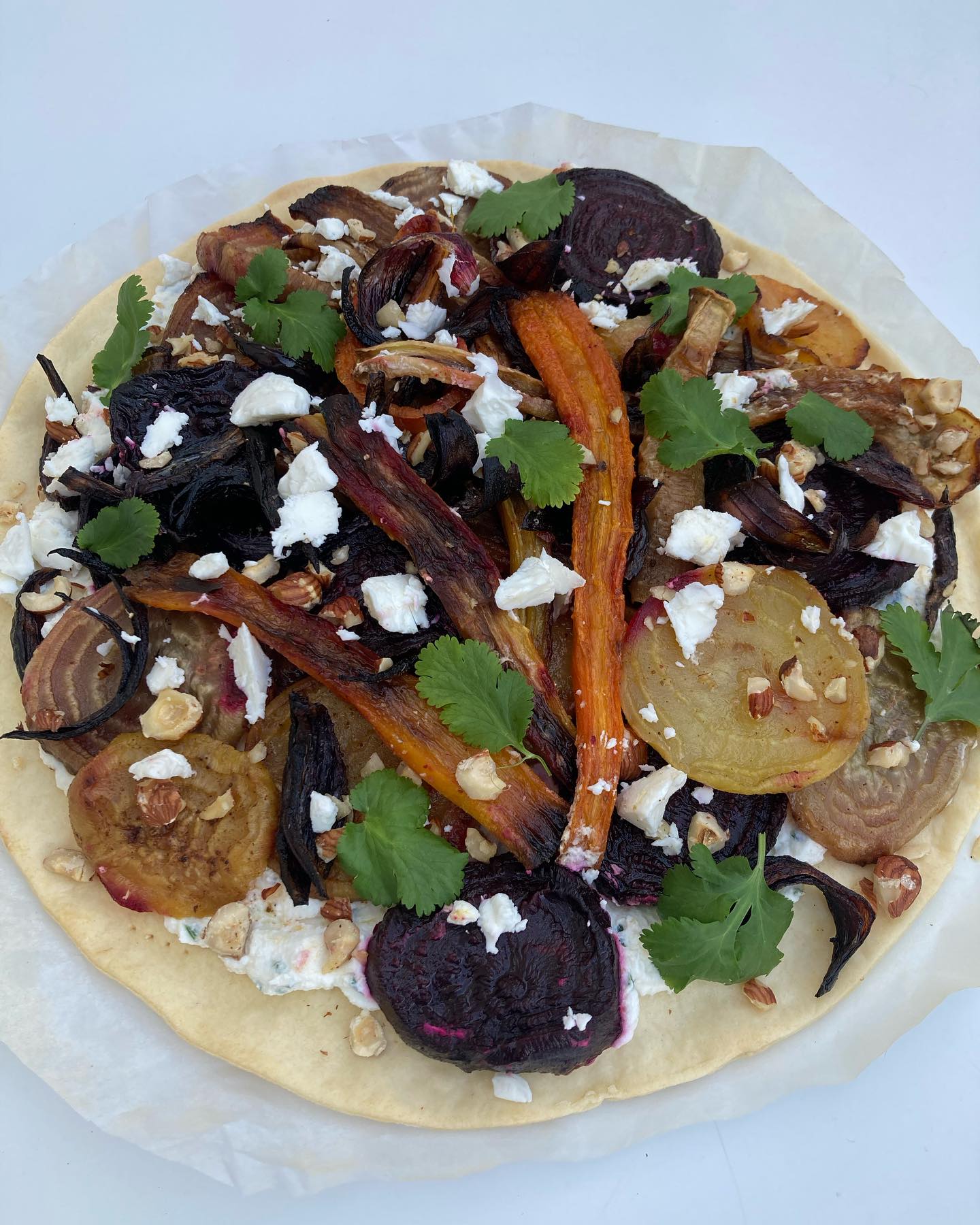 Tarte rustique aux betteraves et carottes rôties!
Hier, je fêtais mes toujours 15 ans, avec en plus les premiers rayons de soleil de printemps. L’occasion de cuisiner pour mes super amis de toujours, ma famille de Coeur!
Je me suis bien inspirée d’une recette de « Tartes faciles » d’Emilie Franzo @plus_une_miette !
Et c’était une super réussite!
Pour une tarte: 1 pâte brisée, 3 betteraves (dont 1 chioggia, 1 jaune et 1 violette), 4 carottes de couleurs différentes, 1 oignon rouge, 250g de ricotta, 1 bouquet de ciboulette, 1 c.à café d’ail en poudre, 1 c.à soupe de paprika fumé, 1 poignée de noisettes, 30g de fêta, huile d’olive, sel, poivre.
Éplucher et couper en tranches de 0,7cm les betteraves; ainsi que les carottes en les coupant dans le sens de la hauteur, éplucher l’oignon rouge, le couper en 6 quartiers.
Les placer sur une plaque couverte d’un papier sulfurisé. Saupoudrer légèrement de paprika, salée, poivre et arroser d’huile d’olive.
Mettre au four pour 40 minutes (thermostat 180 degrés) les légumes, les retourner à mi-cuisson.
Étaler la pâte, la piquer avec une fourchette, l’étaler bien à plat sur une plaque et cuire a 180 degrés, 20 minutes.
Mélanger la ricotta avec la ciboulette ciselée, un peu d’ail en poudre, 1 filet d’huile d’olive, sel et poivre.
L’étaler uniformément sur la pâte. Y déposer dessus les légumes rôtis (façon déstructuré). Ajouter les noisettes concassées et la fêta coupée en petits morceaux. Remettre au four 10 minutes avant de servir. Servir tiède!
Bon appétit!
NB: possible d’arroser un filet d’huile d’olive fumée ou d’ajouter quelques pois chiches grillés!
#tartes #tartesalée #tarteauxlegumes #legumesrotis #légumes #legumesrotis #betterave #betteraves #betteravechioggia #carottes #carotte #fêta #madreperlamtc