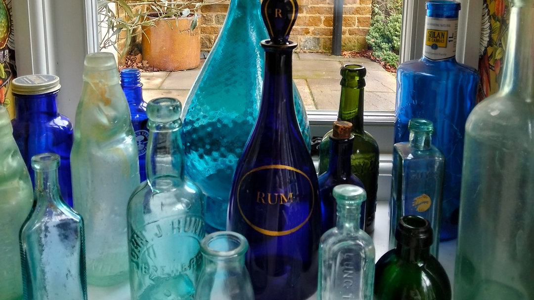 Where to find stunning vintage glassware across the UK — a must-read for collectors and decor lovers. From seaside markets to specialist shops, we share the best sources and tips to spot quality pieces. Link in Bio #VintageGlass #AntiqueFinds #HomeDecor #VintageStyle #Collectors