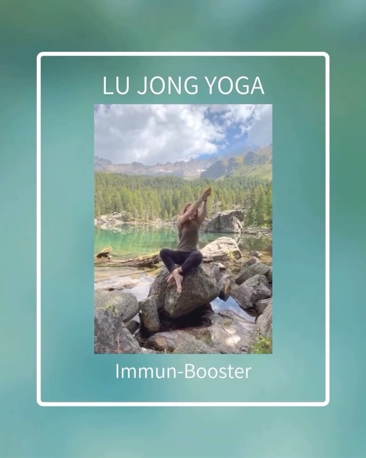 🤩IMMUN-BOOSTER PUR!
Das ist die Lu Jong Yoga Übung für die Milz.
😷HOLEN DICH DIE VIREN EIN?
Dann umarme den Berg – so nennt sich die kraftvolle Übung.
💥ANTIKÖRPER BILDEN,
weisse Blutkörperchen speichern, alte Blutzellen abbauen – das alles leistet das Multitalent Milz.
👌EIN MINI-DING MIT MAXI-WIRKUNG.
Nur gerade 10 cm ist sie gross und liegt hinter dem Magen. Ist sie ausser Gefecht, ist unsere Abwehr gegen Krankheitserreger geschwächt.
💪ICH LIEBE DIESE KRAFTVOLLE ÜBBUNG.
Volle Spannung in den Armen und durch die Drehung eine schöne Dehnung im Oberkörper – eben in der Milzgegeben.
😮💨TRAINING FÜR MEINE PUSTE…
…ist die Übung auch. Denn sie wird mit angehaltenem Atem ausgeführt, was ich als sehr stärkend empfinde.
👙SPRUNG IN DEN EISKALTEN SEE
nach der Lu Jong Praxis - auch darüber freut sich mein Immunsystem.
❣️❣️WICHTIG: BITTE BEACHTE, ...❣️❣️
❣️❣️DASS DAS VIDEO KEINE ÜBUNGSANLEITUNG IST.❣️❣️
Hierfür braucht es Informationen zu Körperhaltung, Atem etc. Das korrekte Ausführen der Übung ist essentiell, damit sie ihre Wirkung entfalten kann und der Körper keinen Schaden nimmt.
😍MÖCHTEST DU MIT LU JONG DEIN IMMUNSYSTEM BOOSTEN?
Du bist sehr herzlich willkommen in meinen Kursen. Den Link findest du in der Bio. Ich freu‘ mich auf dich.
💌WAS HILFT DIR, WENN DICH DIE VIREN EINHOLEN?
Ich bin gespannt auf deine Tipps in den Kommentaren.
😍❓️WAS IST LU JONG?❓️😍
🧘Das tibetische Heilyoga ist eine uralte Bewegungspraxis der tibetischen Medizin.
🤩Sie löst Blockaden auf physischer, geistiger und energetischer Ebene.
🪷Lu Jong verhilft dir zu mehr Gesundheit, innerer Ruhe und Ausgeglichenheit.
💪Die Praxis kombiniert Bewegungsabläufe mit gezieltem Atmen.
😀Der Fokus liegt auf achtsamer Arbeit mit der Wirbelsäule, umfasst aber auch Übungen zur Beweglichkeit oder Stärkung der Vitalorgane.
#gelassenheit
#lujong
#tibetanyoga
#yogazürich
#frauenpower❤️
LU JONG
YOGA
MEDITATION
ACHTSAMKEIT
RUHE
BALANCE