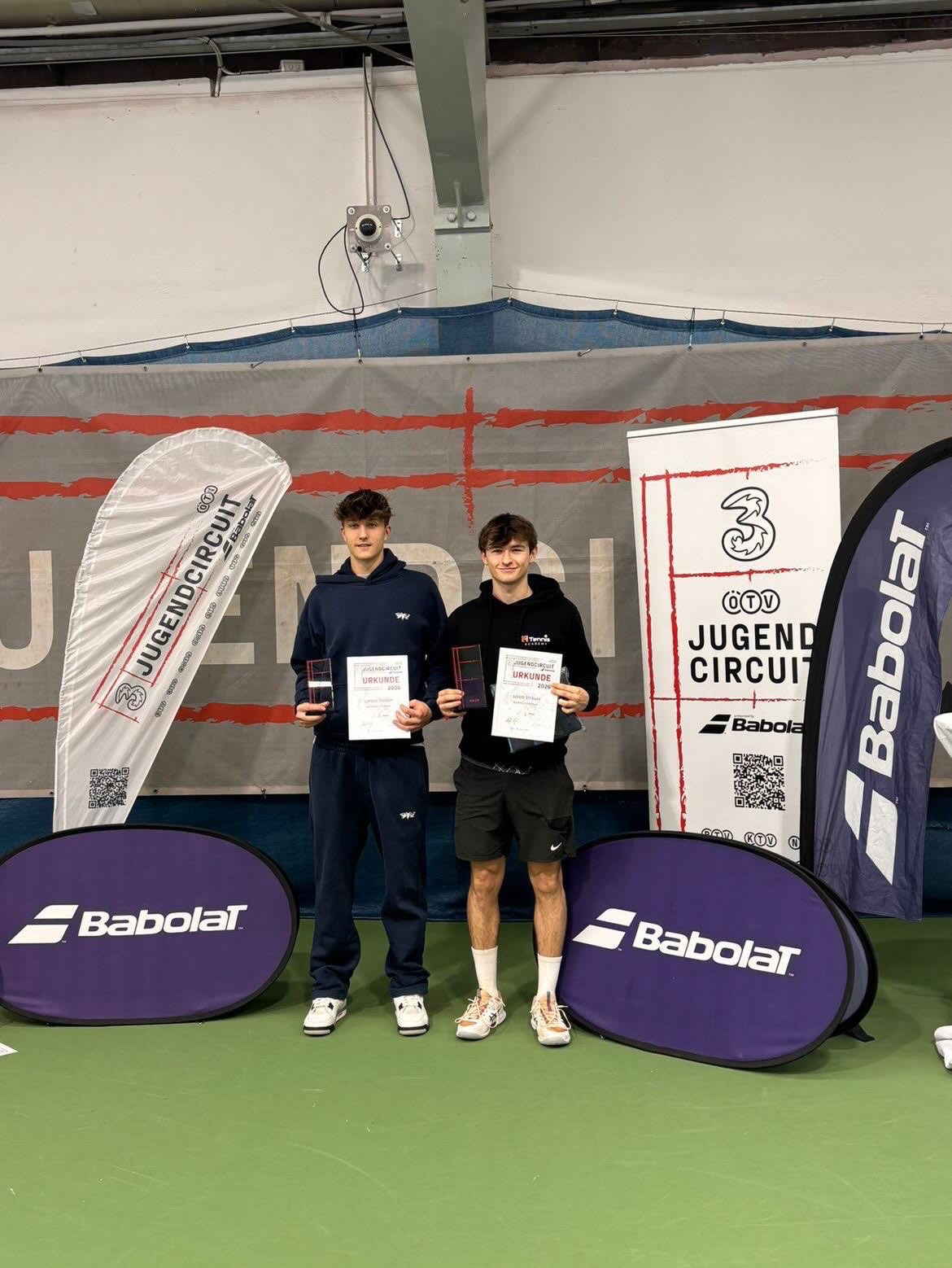 🚨Straussi nicht zu stoppen!
Jakob Strauss holt sich in Oberpullendorf beim U18 Kat. 1 Turnier gleich beide Titel 💪
Turniersieg im Einzel und Doppel 🏆🏆
Vorallem im Einzel zeigt er richtig starke Leistungen und beweist einmal mehr, dass sich im Training immer hart arbeiten und dranbleiben mehr als bezahlt macht 💪🏼
Bravo Jakob! 👏🎾🔥
#chtennisacademy#tournament#win
@yonex_tennis.de