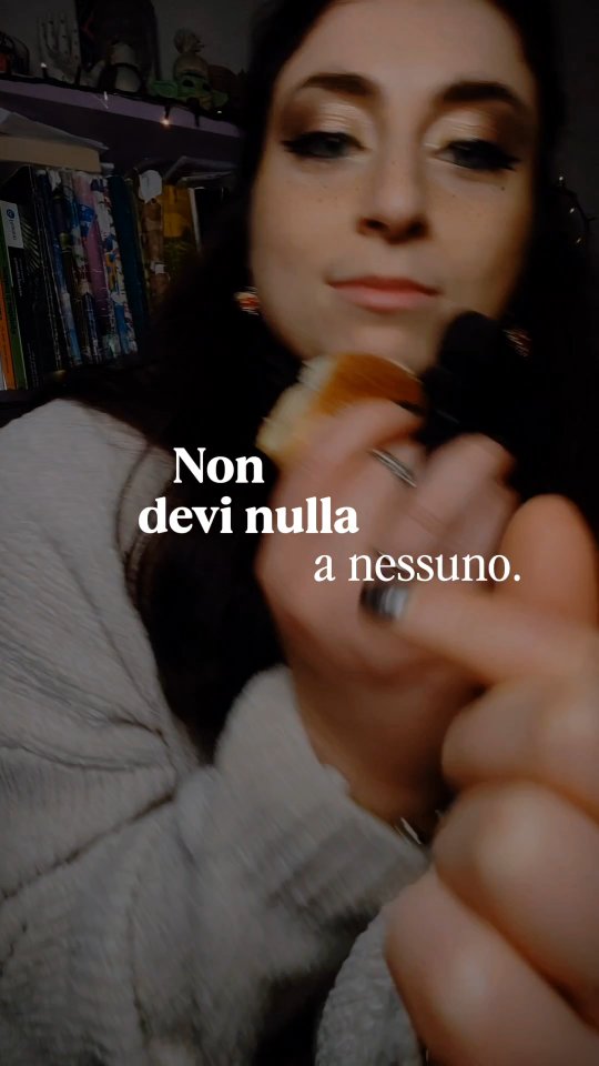 🍃𝑳𝒂𝒔𝒄𝒊𝒂 𝑨𝒏𝒅𝒂𝒓𝒆
💜 Lasciar andare non è perdere. È ristrutturare.
Quando dici:
“Non riesco a lasciarlo andare”
Non stai descrivendo un fatto.
Stai esprimendo un pensiero automatico.
In CBT lavoriamo così:
1️⃣ Qual è il pensiero che mi blocca?
“Se lascio andare, fallisco.”
“Se mollo, resto sola.”
“Se cambio, perdo la mia identità.”
2️⃣ È un fatto o un’interpretazione?
Quali prove ho?
Esiste una lettura alternativa?
3️⃣ Nuovo pensiero funzionale:
“Lasciar andare non è fallire. È proteggermi.”
“Restare dove mi ferisco non è forza.”
“Posso cambiare senza perdermi.”
Ricorda:
Pensiero → Emozione → Comportamento
Se cambi il pensiero, cambi la direzione.
Lasciar andare non è cancellare.
È aggiornare la versione di te.
👉 Cosa stai trattenendo solo per paura della storia che ti racconti?
Se vuoi lavorarci insieme, Disequilibrium Project è proprio per te💜
Link in bio
AkaliDisequilibrium NutriamociDiVita Disequilibrium CBT Team DoloreCronico Neuropatia NevralgiaDelPudendo SindromeDiAlcock Endometriosi Adenomiosi Vulvodinia PCOS Fibromialgia PavimentoPelvico AllenamentoSpecifico AllenamentoConPesi NutrizioneEquilibrata Supporto Pedagogia Psicologia Mobility Posturale Pilates SaluteMentale Benessere CrescitaPersonale