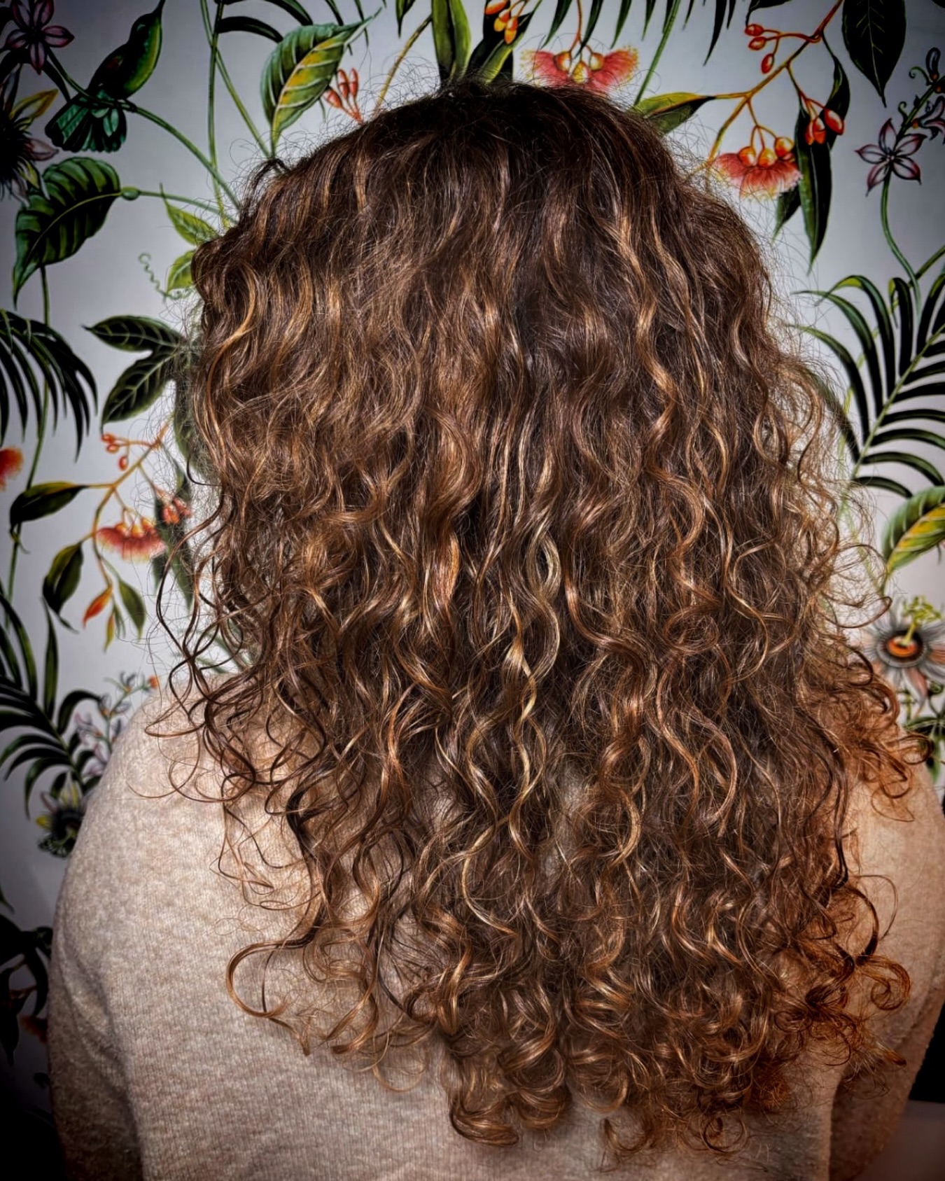 ✨ Long, curly & fabulous ✨
At Margaux Salon, we enhance your natural curls 🌿💖
Long hair, defined curls, full of volume and shine—for a look that’s elegant and free ✨