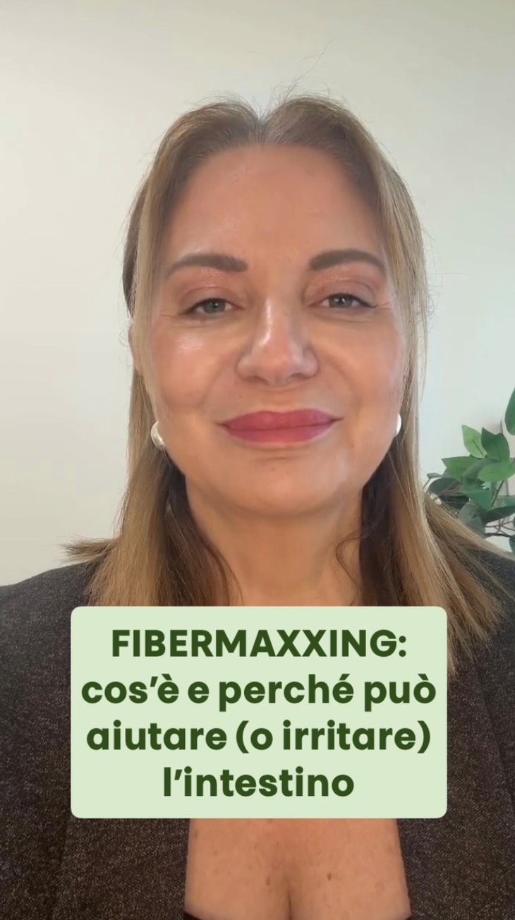 Cos’è davvero il fibermaxxing e perché non funziona per tutti allo stesso modo?
Aumentare le fibre può essere utile, ma non tutte le fibre fanno bene a tutti.
La differenza la fanno struttura, fermentabilità e soprattutto il contesto intestinale.
👉 Alcune fibre nutrono il microbiota
👉 altre, se inserite nel momento sbagliato, aumentano gonfiore e irritazione
Ecco perché il fibermaxxing funziona solo se è adattato alla risposta individuale.
Con l’intestino non vince il “di più”.
Vince il “giusto”.
Se questo tema ti ha confusa almeno una volta, salva il post: ti servirà.
#nutrizione #intestino #microbiota
#guthealth #digestione infiammazione