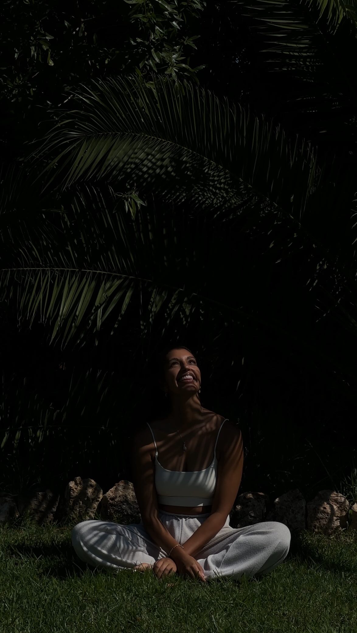 ich weiß manchen klingt das alles vielleicht zu spirituell oder eso - nenn es wie du willst - aber wir können doch nicht abstreiten, dass Energie einfach wirklich alles ist, ich mein am Ende ist das eigentlich auch einfach nur Physik. Alles besteht aus Atomen & Atome bestehen aus einem winzigen Atomkern & Elektronen, die sich darum bewegen –
also pure Bewegung.
Bewegung = Energie.
Und das Verrückte?
Ein Atom besteht fast komplett aus „leerem Raum“.
Zu etwa 99,999999% ist es kein fester Stoff,
sondern Energie und Schwingung.
Das heißt:
Der Stuhl, auf dem du sitzt.
Dein Körper.
Deine Gedanken (elektrische Impulse im Gehirn).
Alles ist im Kern nichts anderes als schwingende Energie in unterschiedlicher Dichte.
Der einzige Unterschied zwischen „fest“ und „unsichtbar“ ist die Frequenz, mit der etwas schwingt.
Wissenschaft nennt es Quantenphysik.
Wir nennen es Vibes.
Und wenn alles schwingt,
dann schwingst auch du.
Mit deinen Gedanken.
Deinen Emotionen.
Deiner Präsenz.
& das beste daran: du kannst bewusst wählen, auf welcher Frequenz du schwingen willst - welche vibes du aussenden und empfangen willst?
Umso höher du schwingst, umso höher deine Energie und umso höhere Energie ziehst du an ✨🌞
Also wieder Quintessenz: verkörpere das, was du in deinem Leben haben willst ❤️🔥
#Energie #energy #frequenz #quantenphysik #vibes Spiritualität manifestieren Gesetz der Anziehung goodvibes mindset life Leben