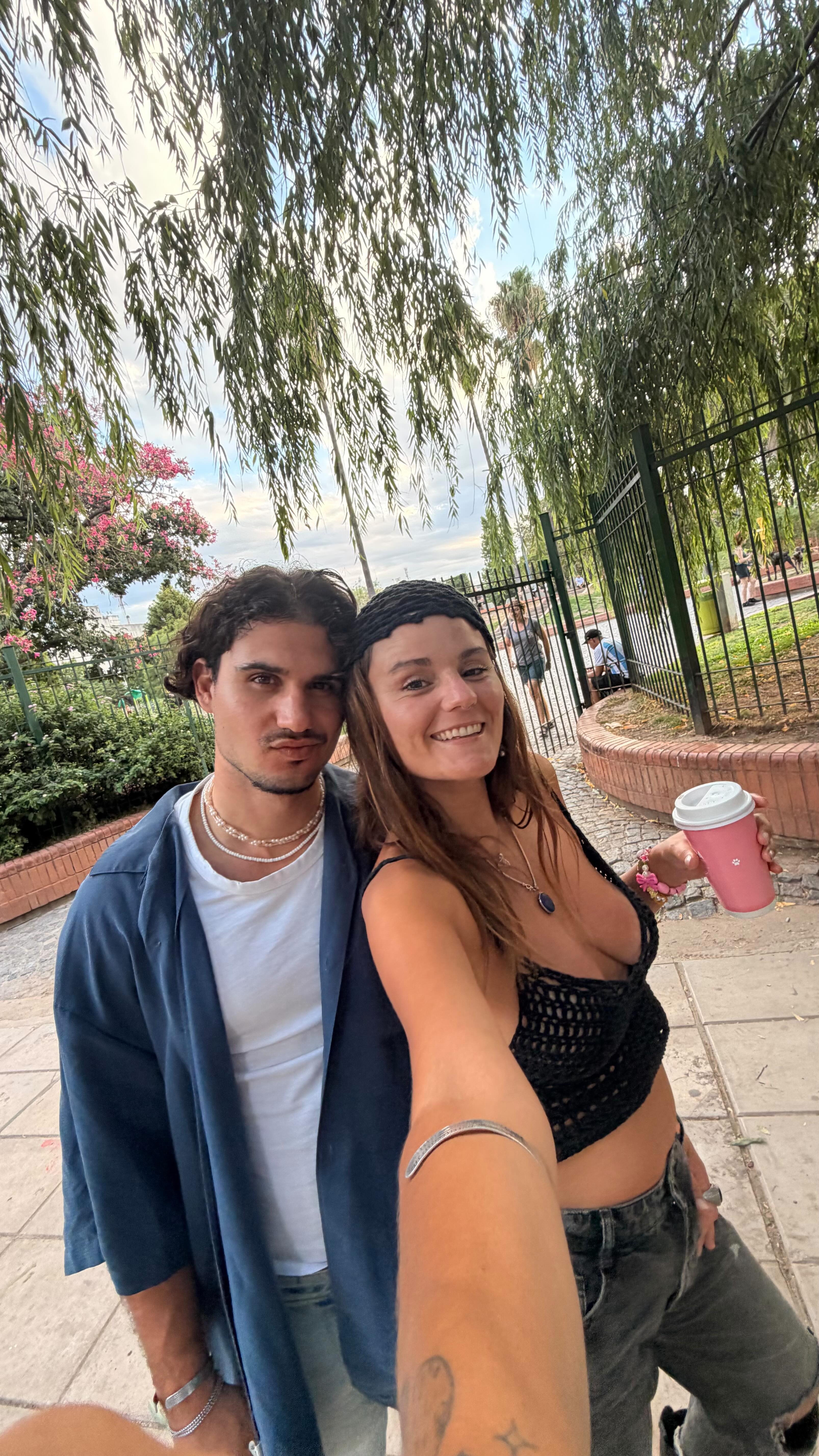 Primera vez de mi novio Español en Argentina
🇦🇷 🇦🇷 🇦🇷 🇦🇷 🇦🇷 🇦🇷 🇦🇷 🇦🇷 🇦🇷 🇦🇷 🇦🇷 🇦🇷
El país del que todos hablan, pero algunos pocos se animan a venir!
Él tenía muchas expectativas, y las estamos superando!
Vamos a estar 6 días en Buenos Aires y ya vamos viendo:
Palermo Soho
Palermo Hollywood
Recoleta
Barrio Chino
Microcentro
El Caminito
La bombonera
San telmo
Puerto Madero
Ya comió asados, helados artesanales, medialunas y facturas, churros, picadas, hamburguesas y también mucho vegano!
USTEDES QUÉ MÁS NOS RECOMIENDAN???
Los leemos 💖
@sergi.marttinez Bienvenido mi amor al mejor país del mundo!
#argentina #buenosaires #argentinatravel #argentinaugccreator