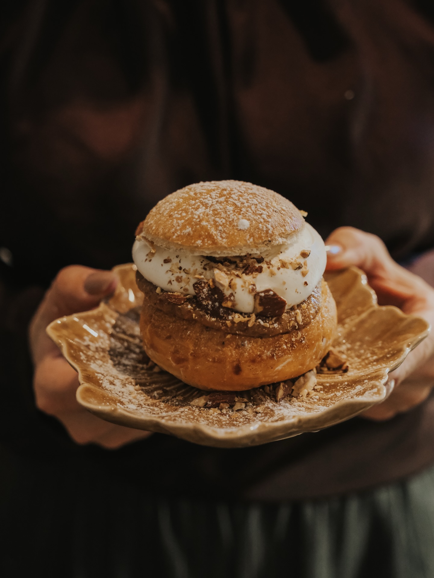 Den godaste semlan hittar ni här hos oss på Villa Ed 🤎 @cafevillaed har bakat mååånga semlor och vi välkomnar dig hela dagen för en mumsig fika ☕️
Vi på Villa Ed
Inredningsbutik @villaedinredning
Klädbutik @villaed_by_glozzy
Café & Bistro @cafevillaed
Frisörer @villaed.frisorerna
Injektionsbehandlare @beautylin.se
Kroppsvård & Massage @lindaholtzkroppsvard
Inemotion Psykologi @inemotionpsykologi
Keramik @lerkallan
Skulpturskogen Villa Ed