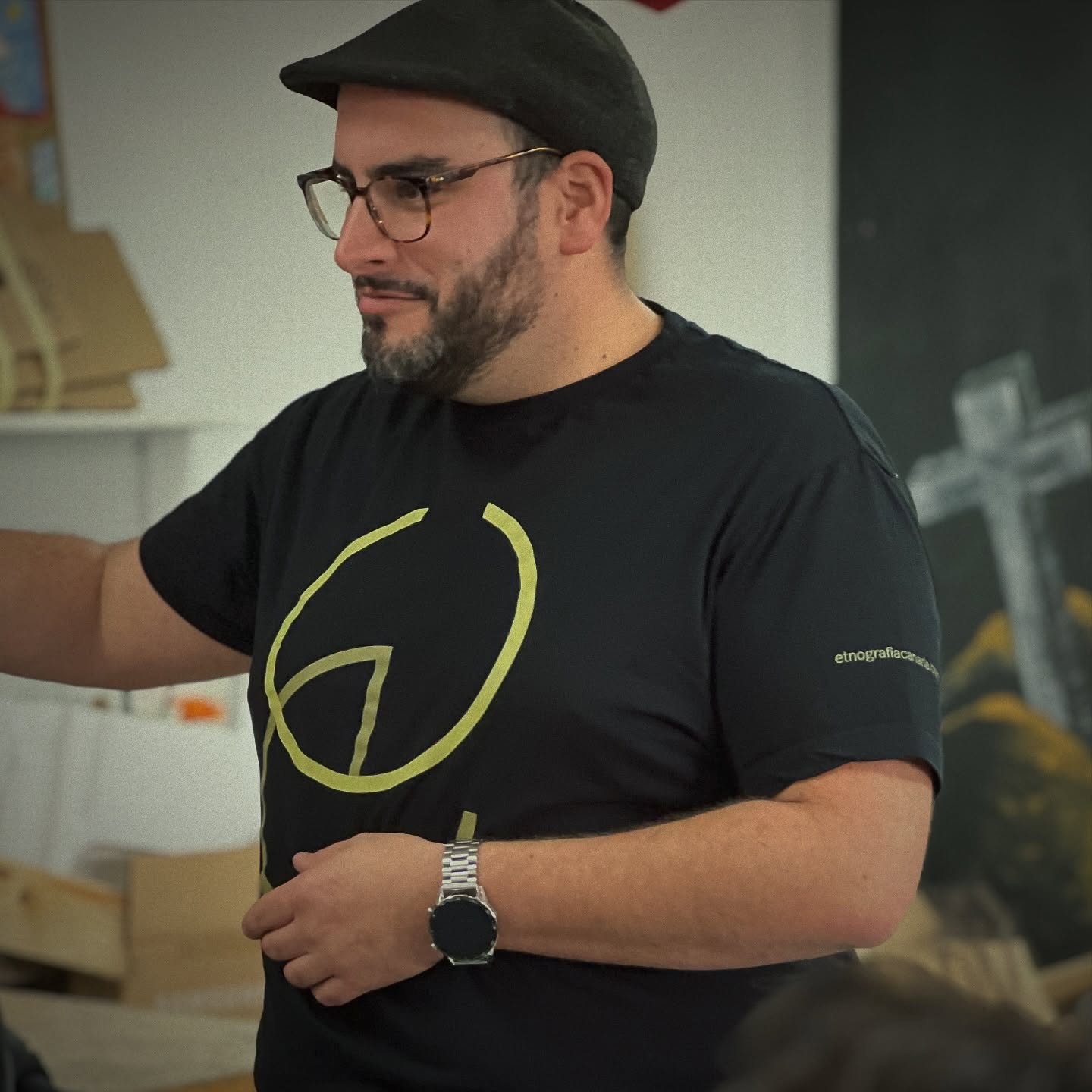 CHARLA-TALLER
«EL SONAR DE LAS ISLAS»🎶
Ayer vivimos una mañana muy bonita en los centros IES Corralejo e IES La Oliva, en Fuerteventura, en el marco de las II Jornadas de Folclore de Tambor 🥁
Nuestro querido compañero y musicólogo Félix Morales, compartió con el alumnado, desde la cercanía y la pasión que le caracteriza, la historia y las raíces de nuestra tierra, acercándoles a nuestra música y a todo lo que forma parte de ella😍
Estos talleres escolares llegan de la mano de nuestros amigos de Etnografía Canaria, un proyecto que trabaja con compromiso y cariño en la investigación y conservación de las tradiciones de las islas, ayudándonos a mantener viva nuestra identidad a través de la educación y el folclore 🫂
Gracias, al Ayuntamiento de La Oliva, a la Concejalía de Juventud y a su concejala, @gleibercarreno por permitirnos enriquecernos juntos y darnos la oportunidad de seguir transmitiendo nuestra cultura a las nuevas generaciones 💛
