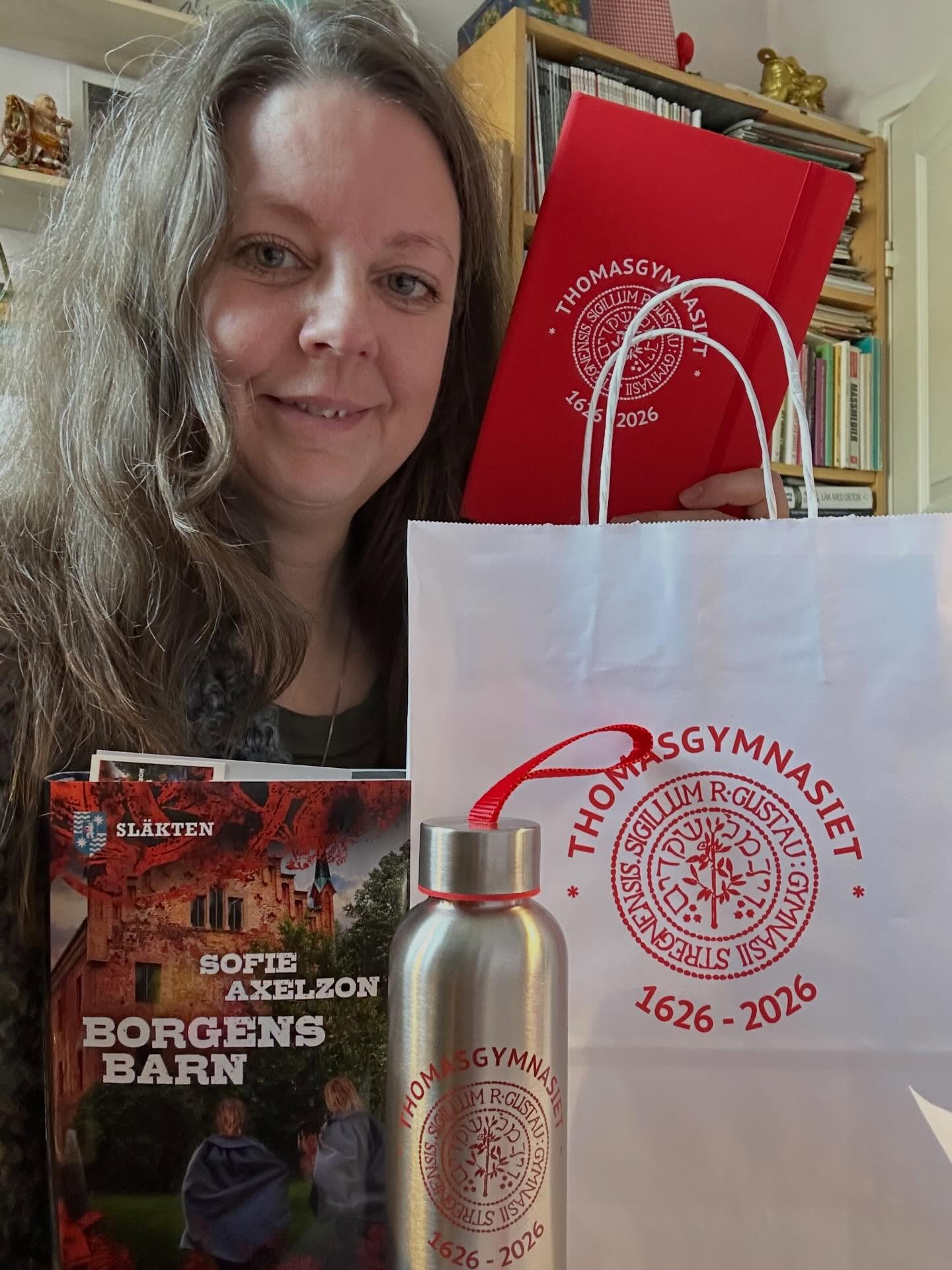 Precis hemkommen från en podd-inspelning på min gamla gymnasieskola (om än i nya lokaler).
Den råkar fira 400 år just i år, och jag råkar ha skrivit en historisk roman där handlingen kretsar just kring uppstarten av det som då var landets andra gymnasium.
Fick en goodiebag med väldigt fina prylar för en som snöat in på år 1626. 😊 Och kolla in listan på bild två, längst ner får lilla jag vara med.
Poddavsnittet blev en resa tillbaka till slutet av 90-talet där jag bland annat avslöjar varför jag fick en tvåa (underkänt) i slutbetyg i historia. Kanske skulle min lärare ändå vara liiite stolt nu när jag skriver historiska romaner ett antal decennier senare.
#borgensbarn #bokseriensläkten #thg400 #thomasgymnasiet #strängnäs