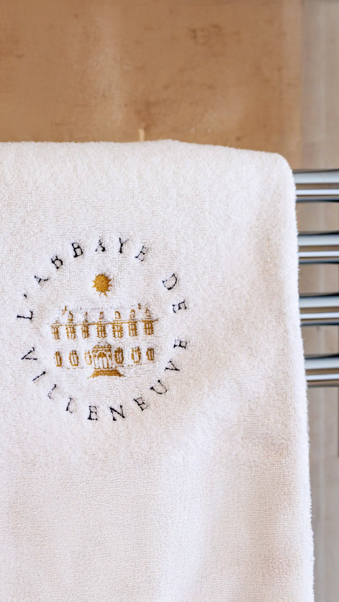 Rencontre avec nos partenaires ✨
Bienvenue à l’Abbaye de Villeneuve, un hôtel de charme aux portes de Nantes, qui a su magnifier l’héritage de son histoire.
Merci aux équipes de nous avoir fait confiance pour le linge de table, le linge de lit et le linge de bain. 🤍
#GarnierThiebaut #savoirfaire #abbayedevilleneuve #hotel #reference