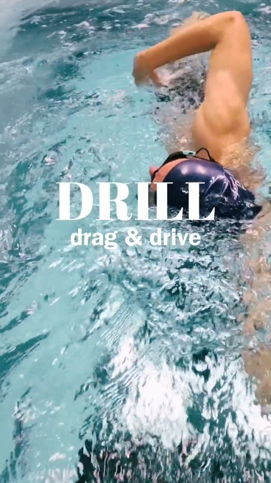 DRAG & DRIVE – A drill that works your mind and your body.
One arm moves in slow motion, lightly dragging your fingertips up along your side, staying as close to your body line as possible. The other arm swims a normal pull and recovery.
This drill improves balance and control, promoting a more connected catch by slowing down the recovery.
Save this for your next session. Swap sides every 1–2 lengths to keep it balanced, and remember, it’s just a drill. We don’t actually drag our fingertips through the water in full front crawl!
#swim #learntoswim #london #swinming