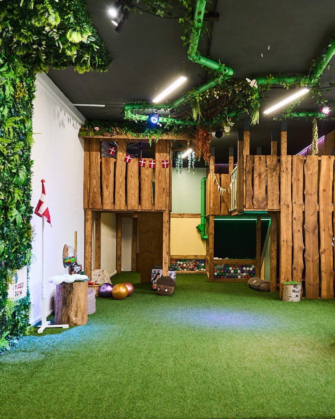 🎉 Planning a celebration? Let’s make it unforgettable!
A space where parties are fun, easy, and completely stress-free – we’ve taken care of every detail! ✨
👩🍳 Fully equipped kitchen – bring your own food & drinks
☕ Coffee & tea included
🧒 Kids’ fun – ball pit, slides, dark room & surprises
💡 Party lights for extra fun
🧼 When the party’s over, no cleanup needed – we’ve got it covered!
🎈 Memories that last a lifetime.
📅 Book your date today!
#tillykkemedfødselsdagen #birthday #kidsparty #tillykke #børnefødselsdag