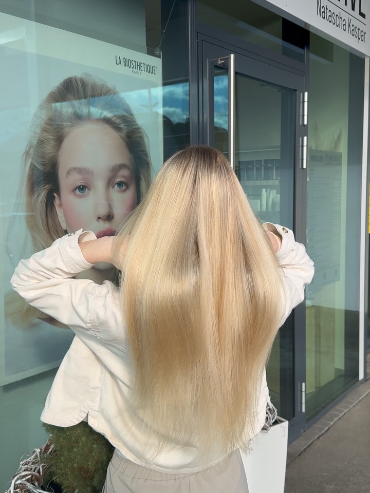 ✨ BlondMe Seminar ✨
Gemeinsam haben wir tief in die Welt von BlondMe eingetaucht und die neuen Produkte intensiv kennengelernt.
Von der Beratung über den Prozess bis hin zu beeindruckenden Vorher–Nachher-Ergebnissen, Wissen, Technik und Leidenschaft für perfektes Blond standen im Fokus. 🤍
#blondme
#blondmeseminar
#blondexpert
#blondhair
#perfectblonde