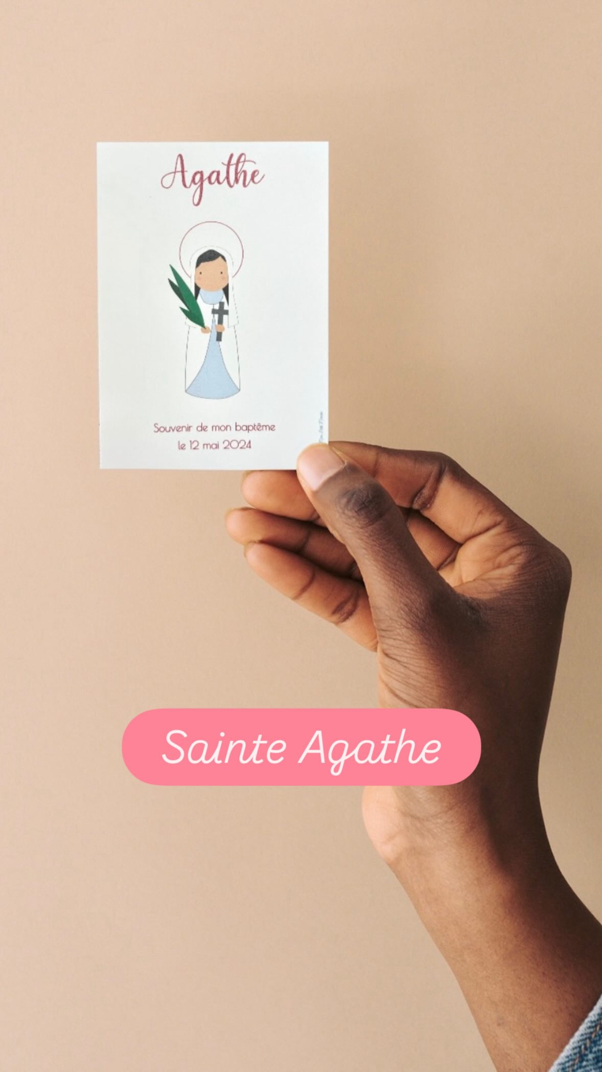✨ 5 février - Sainte Agathe ✨
Aujourd’hui, nous fêtons Sainte Agathe, dont le nom signifie bonté.
Née au IIIᵉ siècle en Sicile, à Catane, Agathe était une jeune femme issue d’une famille noble, connue pour sa beauté, sa piété et sa grande douceur.
Refusant d’épouser le proconsul Quintien, elle fut persécutée, torturée puis condamnée à mort. Elle demeure aujourd’hui une figure forte de foi, de courage et de fidélité à ses convictions.
Sainte Agathe est la patronne des nourrices, des fondeurs de cloches et des bijoutiers.
Elle est invoquée contre les incendies, les catastrophes naturelles, les éruptions de l’Etna, la stérilité, et tout particulièrement pour les personnes atteintes d’un cancer du sein.
En Alsace, elle est aussi priée pour la protection des maisons et des étables contre le feu.
🕊️ Dicton du jour :
« Pour la Sainte Agathe, chante l’alouette. »
🤍 Une sainte lumineuse, symbole de bonté et de force intérieure.
#sainteagathe #saintpatron #histoire #catho #protection #5fevrier #viedesaint #saintepatronne #agathe #dessin #illustration #saintdujour #calendrierchretien #histoiredessaints