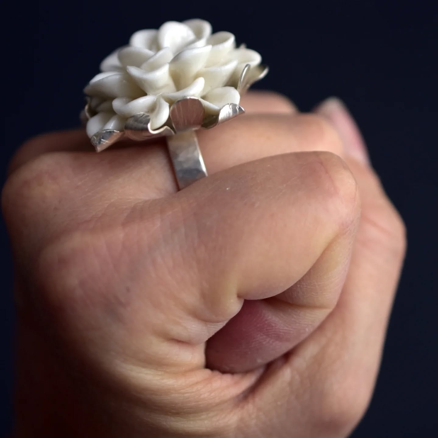 Ring "Dahlie"
Porzellan und Silber
Meine Buchempfehlung zum Schmuck "sanfte Radikalität" von @jagodamarinic
(Nennung aus Überzeugung)
#sanfteradikalität #Porzellanschmuck #ring #femaleempowerment