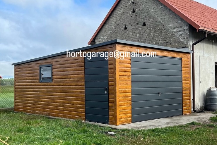 🙋♂️😃Wir präsentieren Ihnen unsere moderne Garage in elegantem Design in der 🎨Farbe Gold-Eiche mit anthrazitfarbenen Elementen, die sich perfekt in die Umgebung des Hauses einfügt.
Die Stahlkonstruktion mit Holzimitatblech garantiert Langlebigkeit und Witterungsbeständigkeit. Die Garage verfügt über ein Pultdach, ein Schwingtor, eine Seitentür und ein Fenster, das für natürliche Beleuchtung im Innenraum sorgt.
📏Abmessungen: 6 × 4 × 2,4 m.
🚗🧰🪛Ideal für ein Auto, Werkzeuge, Gartengeräte oder eine kleine Werkstatt – praktisch und ästhetisch.
💻📲👨💻 eine ähnliche Garage oder andere Details wünschen, mailen Sie hortogarage@gmail.com, gehen Sie auf den Link in der Bio oder rufen Sie an
📞 +49 177 4242452
📞 +49 152 246 74 361