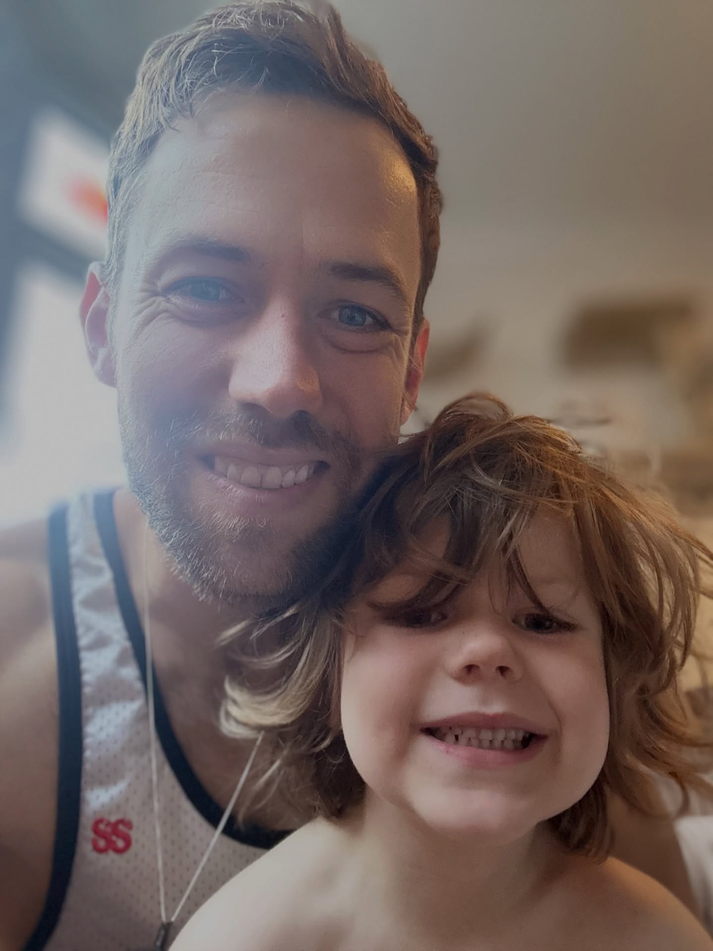 Training sessions look a little different when your gym partner is 4 💪😄
I love working out with my little boy Zach. Even though he’s only four, he honestly doesn’t give me much of a break.
The moment I’d normally rest… that’s when the dancing starts, the wrestling begins, or some totally random game appears out of his imagination 😂
Extra movement. Extra laughs. Extra memories.
No stopwatch needed — just showing up together and having fun.
If you’ve got little ones, try inviting them into your workout and see where it takes you. It might not look perfect, but it’ll feel pretty special ❤️