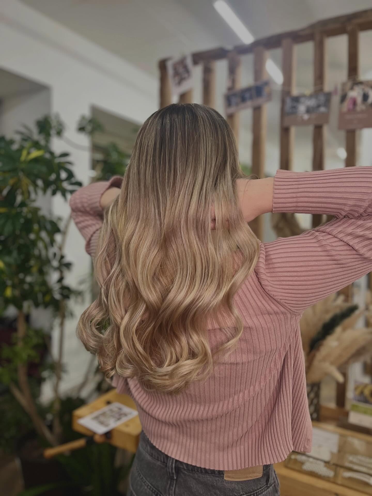 𝘔𝘢𝘬𝘦 𝘪𝘵 𝘣𝘭𝘰𝘯𝘥𝘦 & 𝘣𝘳𝘪𝘨𝘩𝘵 | aus einem stumpfen Blondton wurde wieder eine glänzende und viel hellere Balayage ! 🤍✨
@hairandmakeupbyveronika