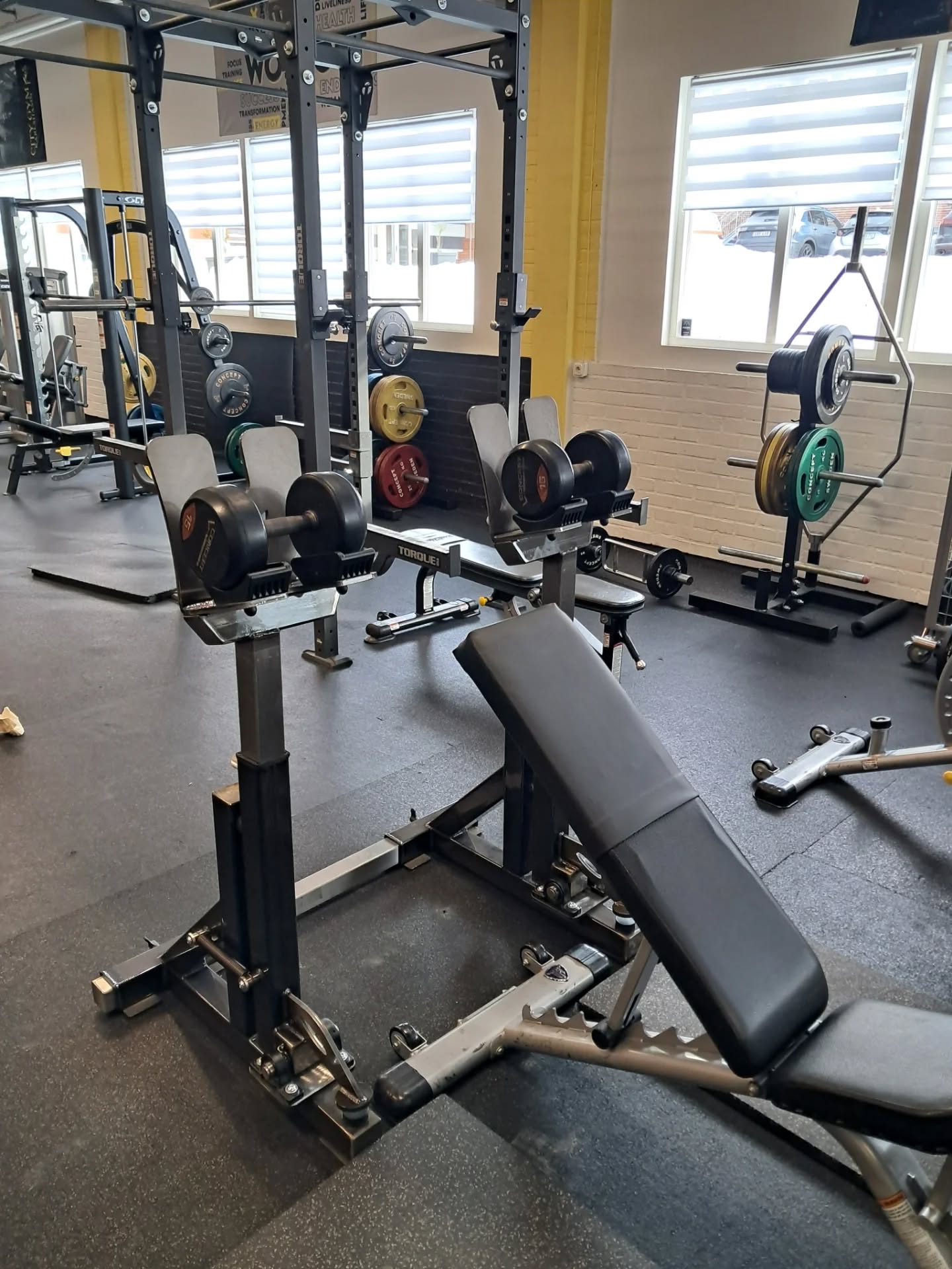 Idag har vi monterat upp 4 nya maskiner-hantelhjälp-sittande rowing-pullower-axellyft åt sidan plus massor av nya vikter -kettlebells hopp-låda mm.
Dessutom har alla maskiner servats och alla vajrar blivit smorda. Det är några maskiner där vi beställt nya delar till nästa vecka. Men där har vi satt tydliga lappar vad som gällervtills dess.
Kör hårt nu!
Robban