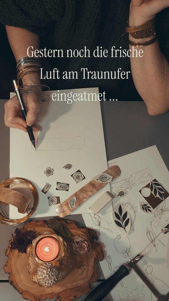 Teil 2:
Wenn Stille zu Form wird 🌸✍️
Gestern war es noch die kühle Waldluft und das Rauschen der Traun – heute ist es das sanfte Kratzen des Stifts auf Papier.
Für mich bedeutet Kunsthandwerk, einen Moment der Achtsamkeit festzuhalten. In diesem Design erwachen die zarten Leberblümchen zum Leben, die ich letztes Jahr bei einem Spaziergang machen zu meiner Kamera eingefangen habe.. Ein Symbol für die Kraft des Frühlings, das später in ein handgefertigtes Schmuckstück fließen darf. 🔨✨
In diesem Armreif treffen die Stärke des Metalls und die Zartheit der Natur aufeinander. Ein echtes handgefertigtes Unikat, das mehr ist als nur Schmuck – es ist ein tragbares Stück
"Natur Spirit"
Danke an alle, die sich die Zeit genommen haben, diesen Entstehungsprozess bis zum Ende zu begleiten. Eure Wertschätzung für Slow Fashion und echte Handarbeit ist das, was mich antreibt.
Morgen in Teil 3: Wir lassen die Funken sprühen. Seid ihr bereit zu sehen, wie aus der Skizze der Armreif wird?
Herzliche Grüße
Eure Katharina
@aranyasart
#AranyasArt #Leberblümchen #SlowFashionJewelry #HandgeknüpfteUnikate #MessingSchmuck KunsthandwerkÖsterreich Achtsamkeit Naturverbunden VomWaldZumDesign BohoChic