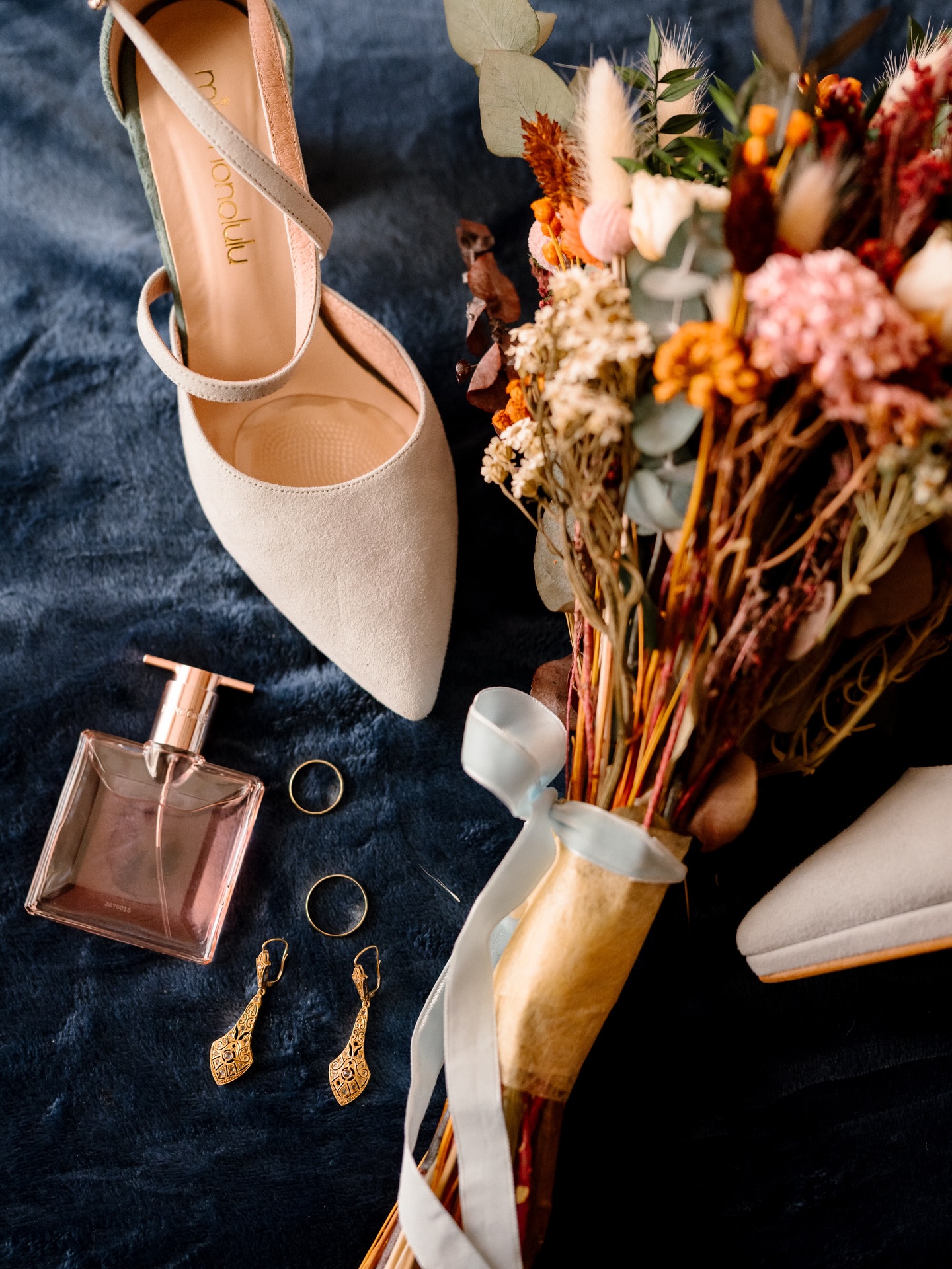 HOME - Fotografo en Jaén 11 Hace un año estábamos así, iniciábamos temporada con Carmen & Miguel, almendros florecidos y una temperatura excelente, quien nos lo iba a decir!!! En breve comenzamos temporada 2026 y no podemos estar más impacientes por seguir contando historias!!.
.
@eltejadofilms
@carmenpilar29
@miroibe23
@bea_morales
@ocanapeluquerias
@salonesmarialuisa