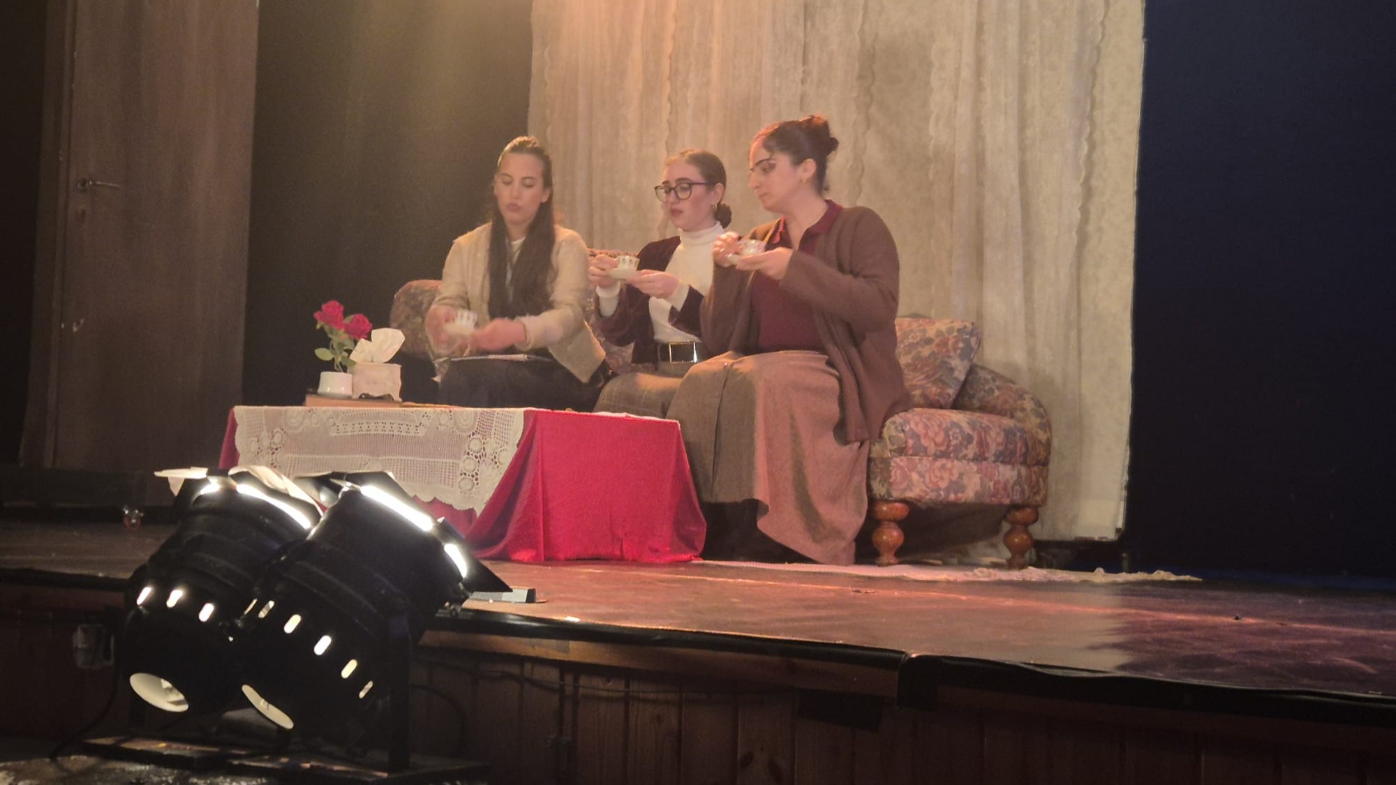 חווינו אמש ערב שכולו תרבות (!) של הפקות תאטרון י"ב, עם הצגות מרשימות, משחק משובח וכל מה שהופך הצגה לאירוע מרגש ועוצמתי - תאורה, סאונד, בימוי ויצירתיות מרשימה. מי שניצחה על החגיגה היא שגית דמתי, שמצליחה לחבר בני נוער ליצירה רב-תרבותית חוצת זמנים, שיוצרת קבוצת שחקנים מגובשת ותומכת. איזו שמחת נעורים נפלאה, חוויה שלא תשכח במהרה. פשוט ערב נפלא!
אלדד פורת