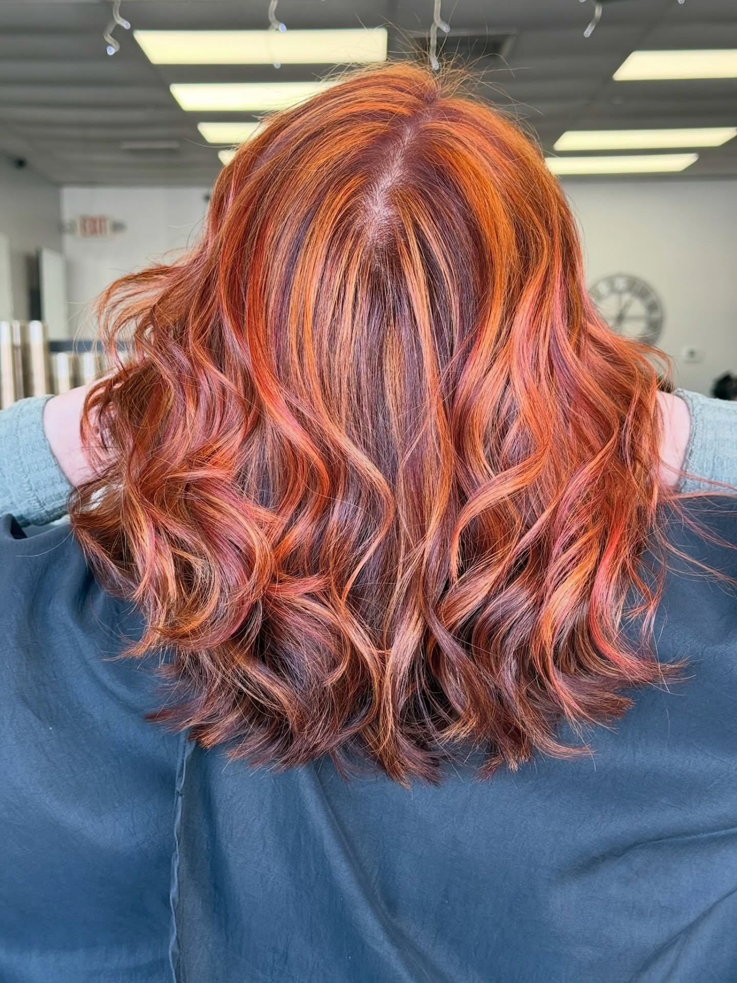 Hello Dimensional Red, to say we’re obsessed with this is an understatement. ❤️
Sometimes red doesn’t get the attention it deserves! Whether it’s a subtle red shade or a blend of multiple reds tones together, your custom red is just one appointment away.
We’ll see you soon,
The Hazel Team