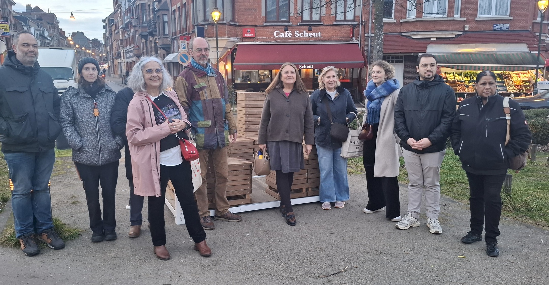 - INAUGURATION -
Cette semaine, le projet LivreServices a été inauguré au Square des Vétérans Coloniaux à #anderlecht en présence de l'échevine de l'urbanisme #carlier.francoise. Une ancienne boîte à livres 📚 a été reconstruite collectivement pour devenir un véritable lieu de rencontre.
Porté par le Comité de quartier Jacques Brel et soutenu par #bruocsella , le projet a été co-conçu et co-réalisé 🛠️ avec les habitant·e·s : dessins, ateliers, échanges… chaque étape a renforcé les liens et façonné un espace convivial et intergénérationnel.
💚 Un aménagement déjà pleinement approprié dès son inauguration !
#urbanismeparticipatif #participationcitoyenne