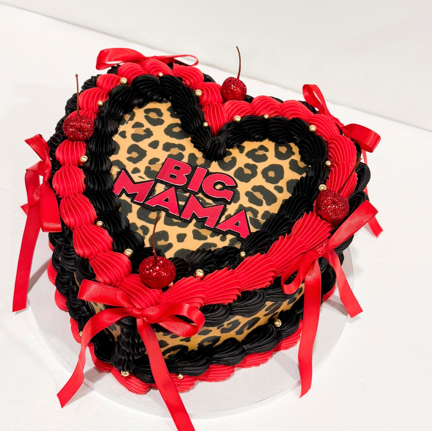 🐆🍒
-
-
this statement piece was such fun to create! every detail crafted with love!✨
thank you @amorbri___ for your support ❤️
#janaeshouseofbread #hamptonroads #757baker #heartcake #dmvbaker