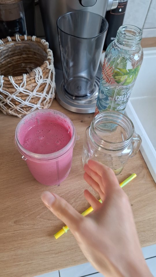 1. Wenn du Smoothies eine Ballaststoffquelle hinzufügst, wird der Fruchtzucker weniger schnell ins Blut aufgenommen und dein Blutzucker bleibt stabil 👌 keine Zuckercrashs und Heißhunger-Achterbahnen mehr, wie sonst bei üblichen Smoothies.
Und die Sättigung hält auch länger an.
Ich nehme dafür gern gekeimten Buchweizen, Sesam, Hanfsamen oder Sonnenblumenkerne. Oft auch alles zusammen 😁
🌱🌱
2. Dieser geile Smoothie, den du hier siehst enthält:
Banane, Drachenfrucht, Dattel, Mango, Maracuja, Ingwer (als fertiger Tiefkühlmix von Wholey)
Dazu die oben erwähnten Saaten, noch frische Banane, mein Nährstoffpulver d-eat und Kokoswasser.
Mhhhh lecker 😋 😋
🌱🌱
3. Was du heute kannst besorgen, das verschiebe nicht auf morgen.
Was schiebst du schon ewig vor dir her? Mach's jetzt. Und fang heute an ;)
Alles Liebe, deine Antje
#gesundeernährung #gesunderezepte #gesundheitstipps #ganzheitlichegesundheit #hashimoto #heilung #schilddrüse #stressregulation #cleaneating #healthyaging