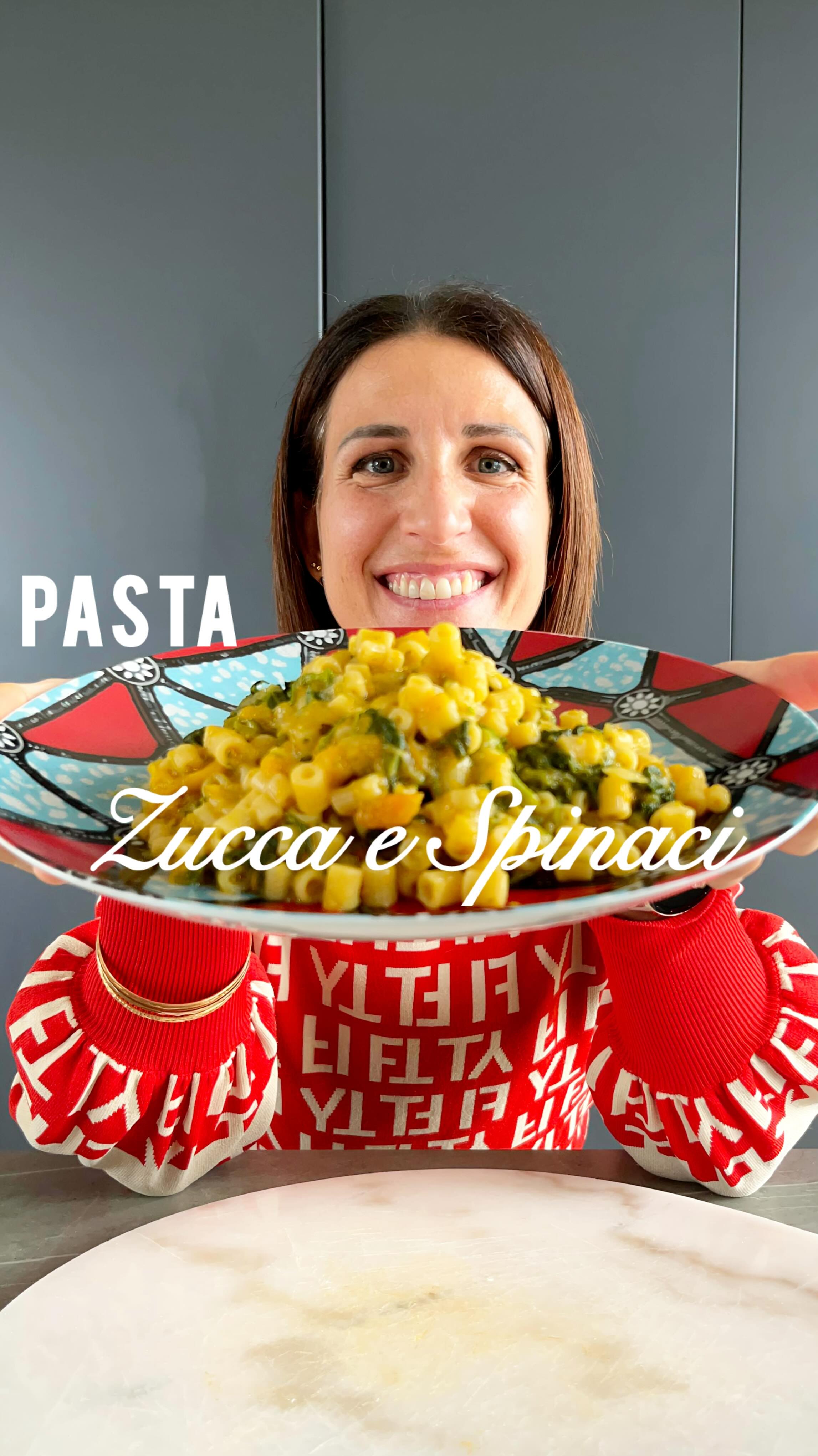 🌱 PASTA CREMOSA ZUCCA E SPINACI
Un primo piatto vegan semplice, cremoso e avvolgente, perfetto come comfort food invernale 🌿🎃
Una di quelle ricette vegane che sorprendono per gusto e cremosità.
📝 Ingredienti per 2 persone
• Pasta a piacere
• 200 g di zucca sbucciata
• 150 g di spinaci
• ½ cipolla
• 1 spicchio d’aglio
• ½ bicchiere di vino bianco
• Curcuma q.b.
• Dado vegetale q.b.
• Olio extravergine d’oliva
• Sale
• Acqua q.b.
👩🍳 Procedimento:
Ho cotto al vapore la zucca e gli spinaci per mantenerne tutto il sapore e i nutrienti.
In una casseruola ho fatto soffriggere l’olio con la cipolla frullata. Ho unito la pasta e l’ho fatta tostare qualche minuto, sfumando poi con mezzo bicchiere di vino bianco.
Ho aggiunto acqua fino a coprire la pasta a filo e il dado vegetale. Durante la cottura aggiungo altra acqua se necessario, proprio come per un risotto.
Nel frattempo ho frullato la zucca, l’ho salata e ho aggiunto un pizzico di curcuma per un colore ancora più intenso e un tocco speziato.
Verso fine cottura ho unito la crema di zucca e gli spinaci, aggiungendo ancora un po’ d’acqua per terminare la cottura e ottenere una consistenza cremosa e avvolgente.
Il risultato? Una pasta cremosa alla zucca e spinaci, 100% vegetale, calda e profumata… il comfort food perfetto per le giornate fredde 💛
Salva la ricetta e provala per la tua prossima cena healthy 🌱
#vegan #zucca #spinaci #comfortfood #
pasta vegan, ricetta vegan facile, pasta zucca e spinaci, comfort food invernale, primo piatto vegano cremoso, ricette vegane veloci, cucina vegetale, healthy comfort food, pasta cremosa senza panna, ricette plant based, food reel viral, ricette sane e gustose, idee pranzo vegano, cucina naturale, ricette autunnali
passiοnecucina